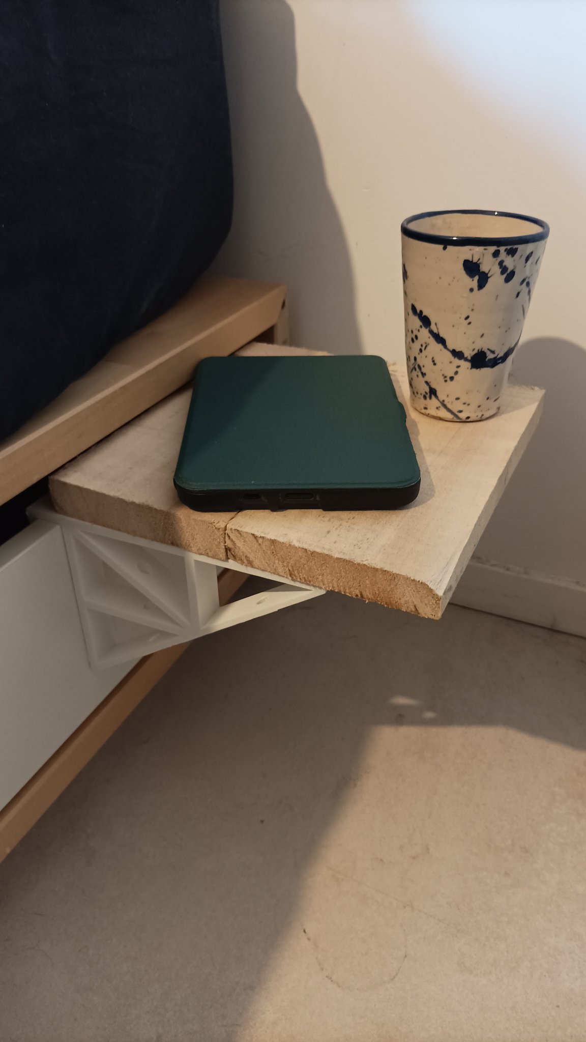 Giá đỡ kiểu kệ cho giường Mandel của Ikea