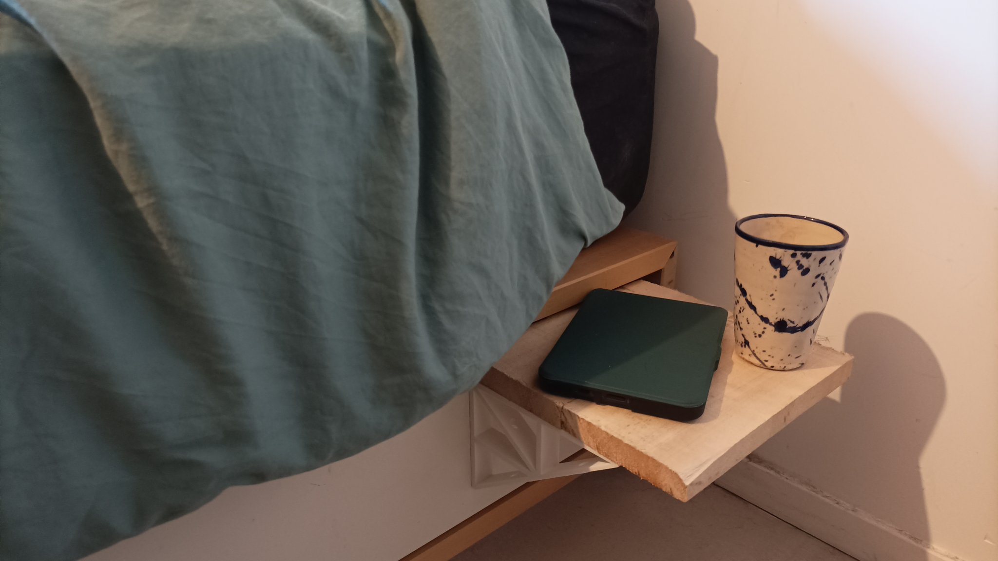 Giá đỡ kiểu kệ cho giường Mandel của Ikea