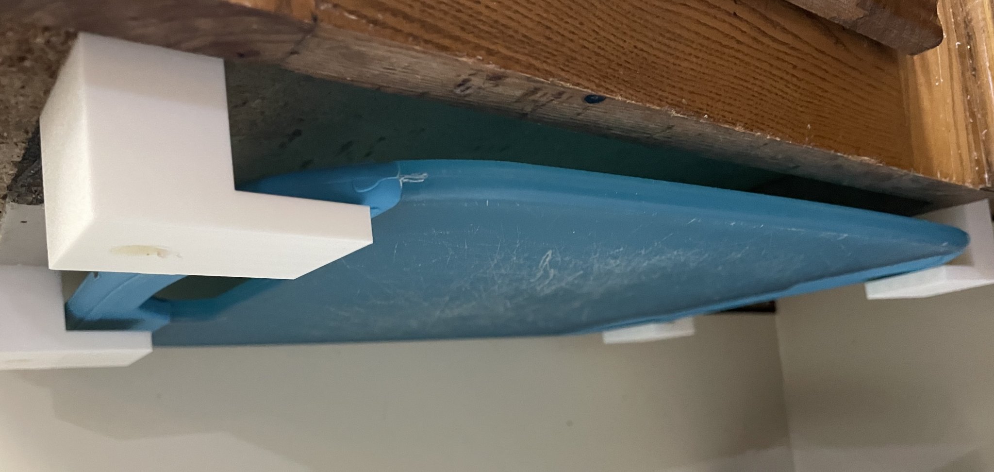 Giá treo thớt dưới tủ bếp với móc nhỏ gọn