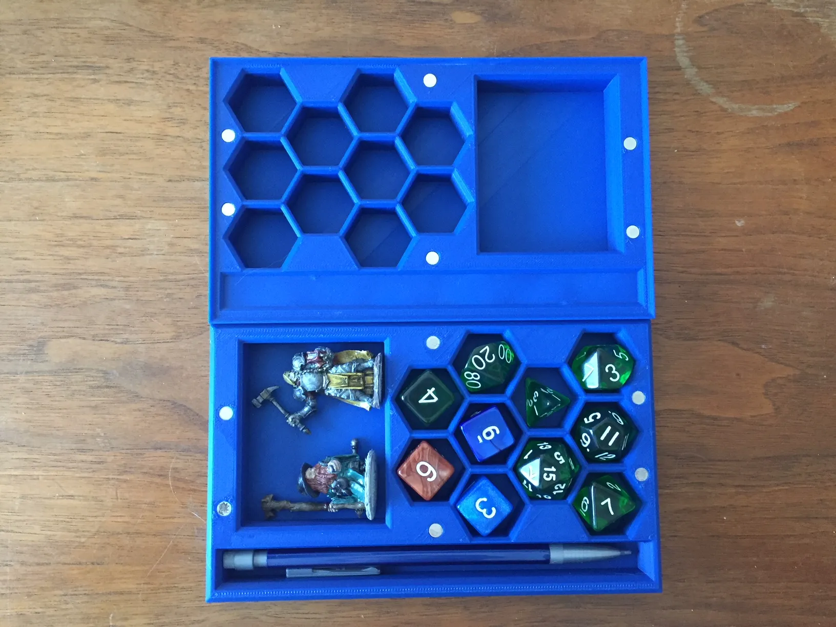 Hộp xí ngầu kèm đế giữ bút chì và miniatures