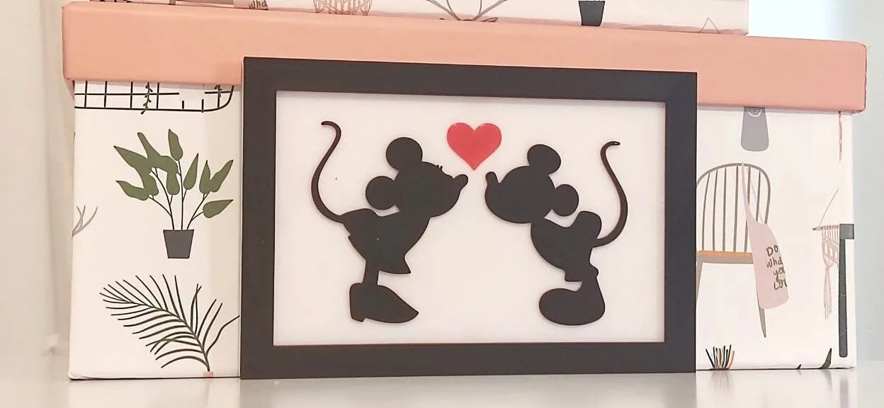 Khung hình Mickey và Minnie hôn dễ thương cho trẻ em