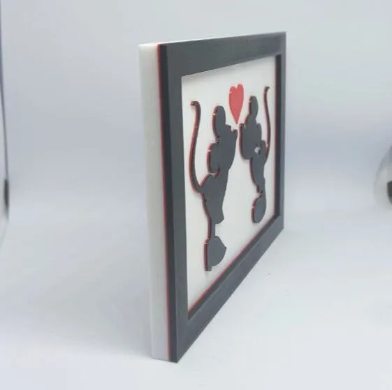 Khung hình Mickey và Minnie hôn dễ thương cho trẻ em