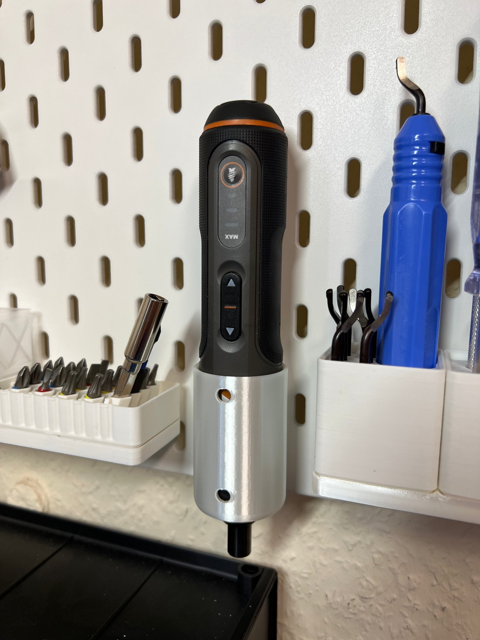 Giá đỡ Worx WX240 lắp đặt trên tường Skadis