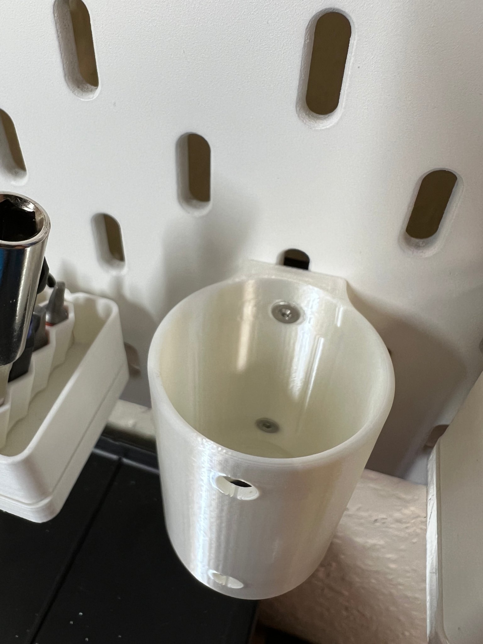 Giá đỡ Worx WX240 lắp đặt trên tường Skadis