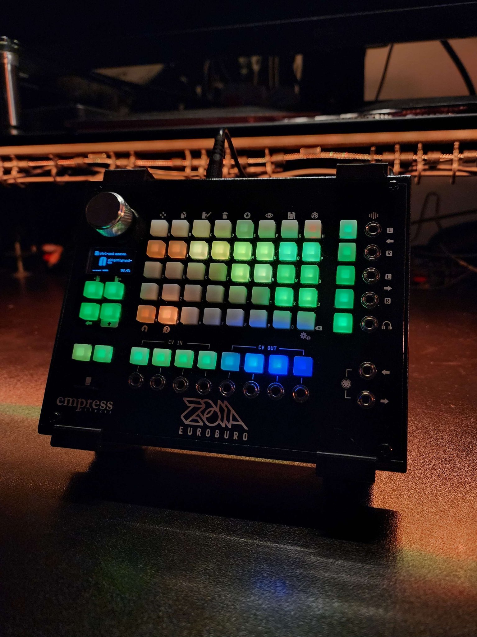 Giá đỡ máy tính để bàn Zoia Euroburo với giá đỡ pin