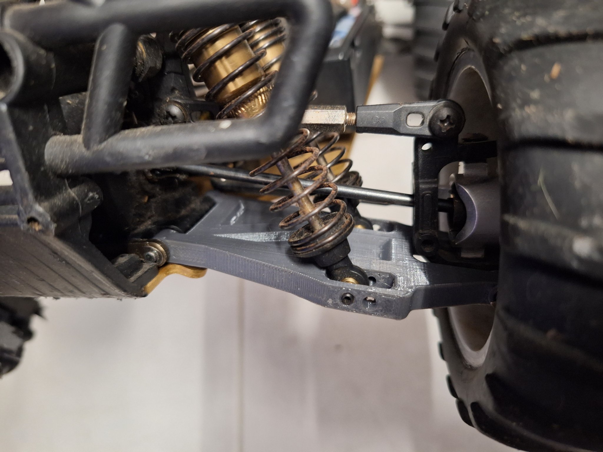 Cánh tay treo trước dưới 08005 cho xe Monster Truck Amewi