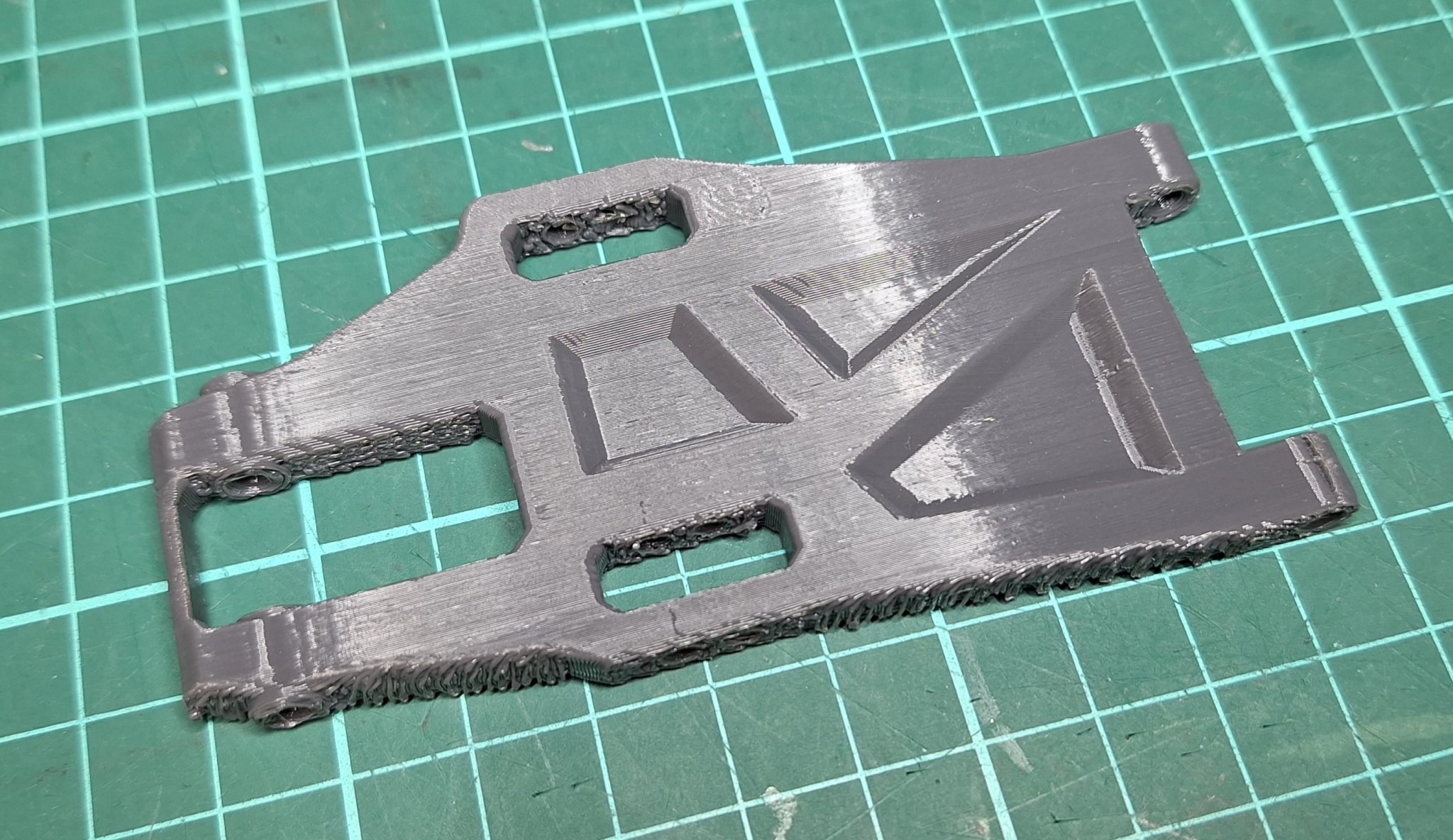 Cánh tay treo trước dưới 08005 cho xe Monster Truck Amewi