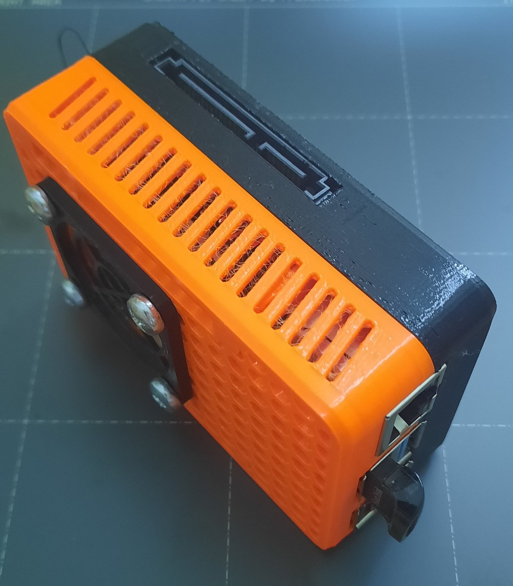 Vỏ Raspberry Pi 4B với khe cắm ổ SSD