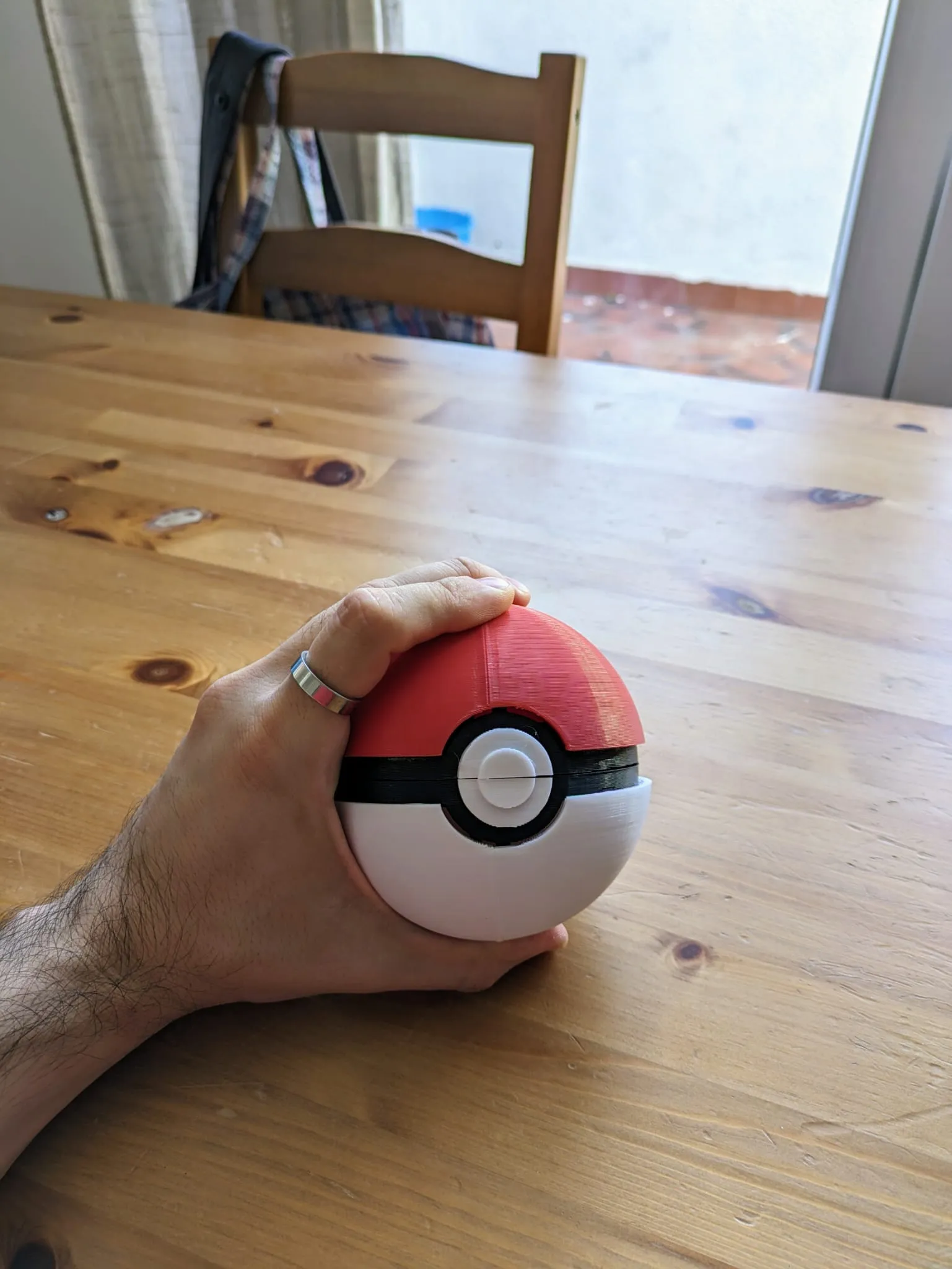 Quả cầu Poké với thiết kế mở và bên trong chi tiết