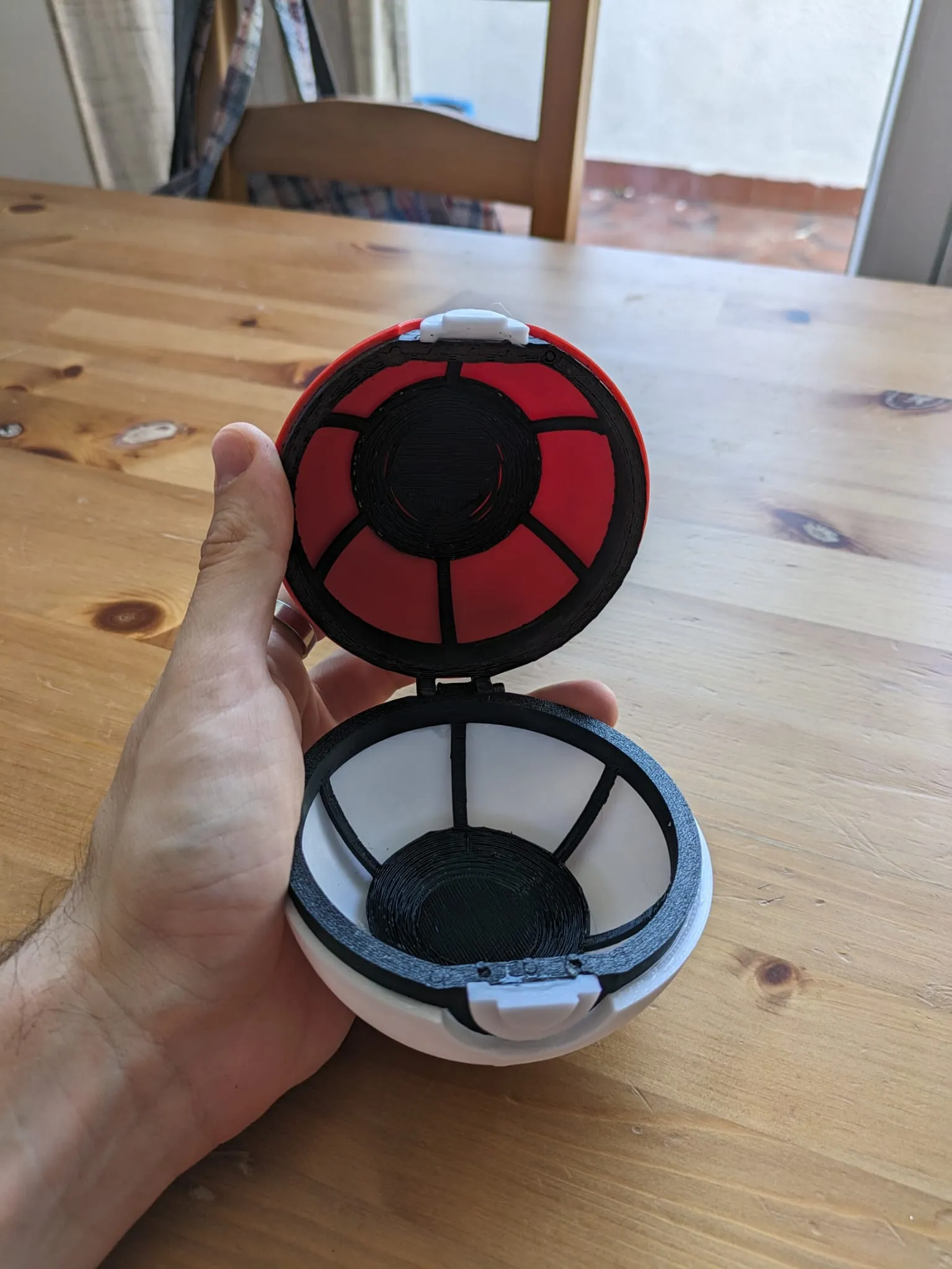 Quả cầu Poké với thiết kế mở và bên trong chi tiết