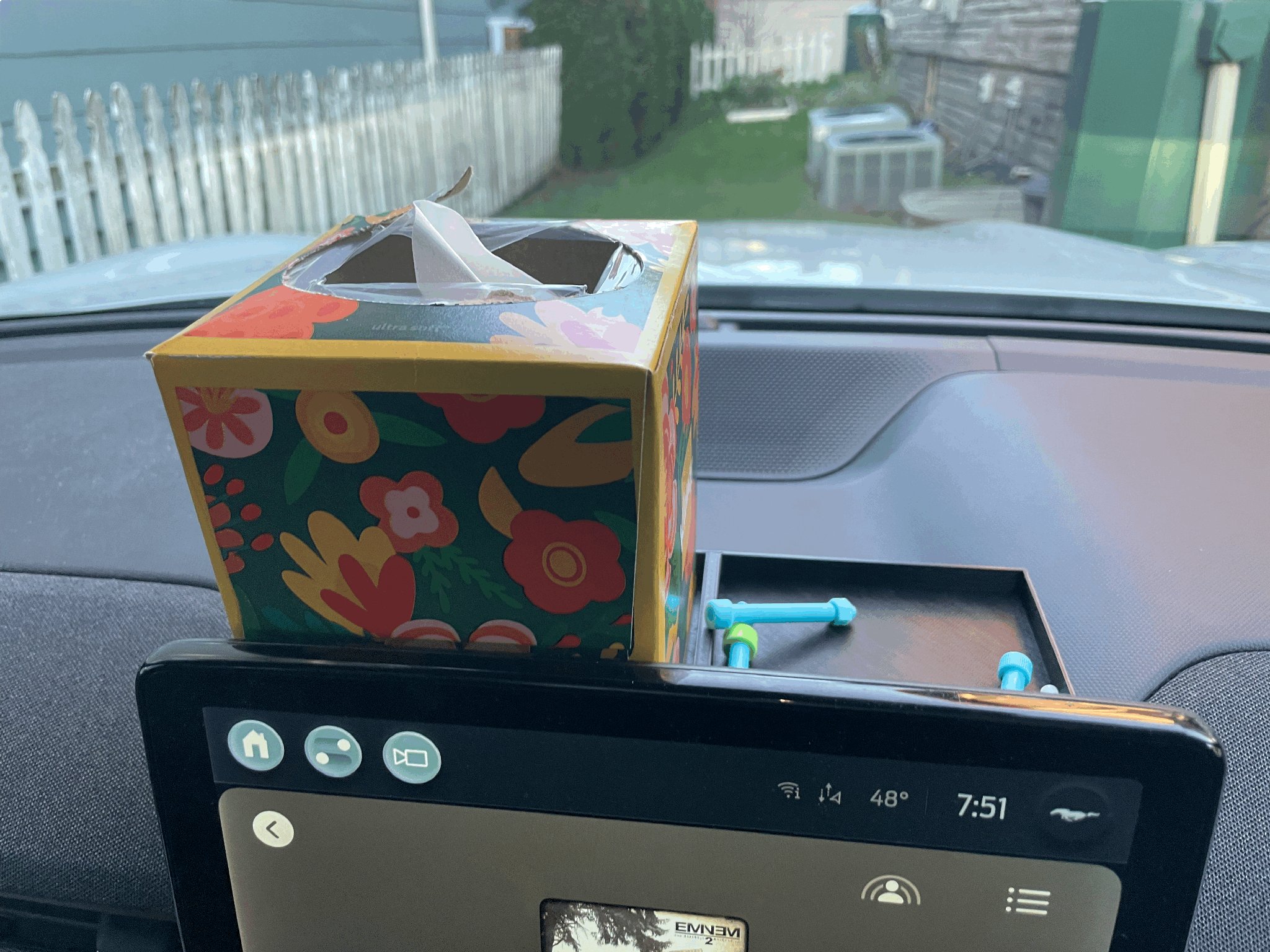 Giá đỡ hộp khăn giấy cho Mustang Mach-e 2021