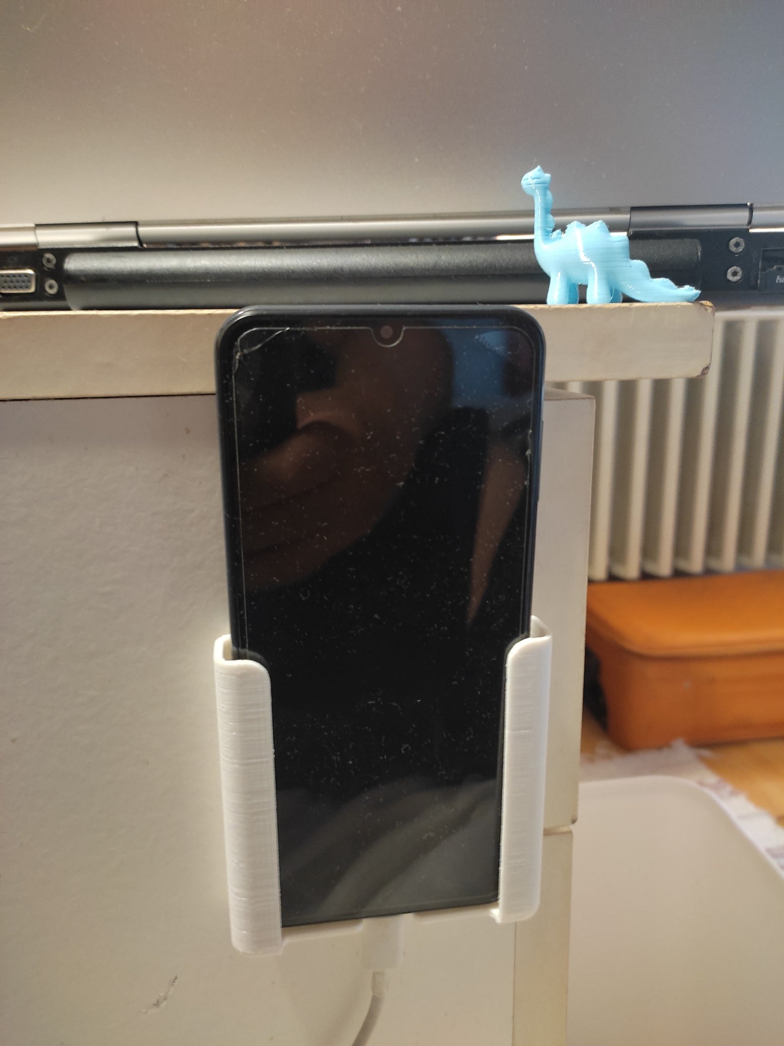 Giá đỡ điện thoại gắn tường và chân sạc