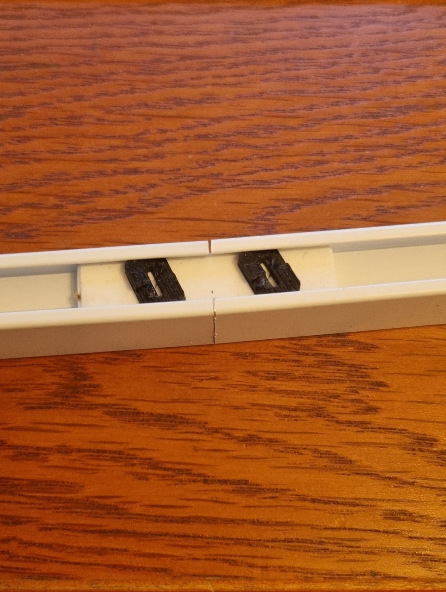 Kết nối thanh rèm Ikea Vidga dễ lắp đặt và chắc chắn