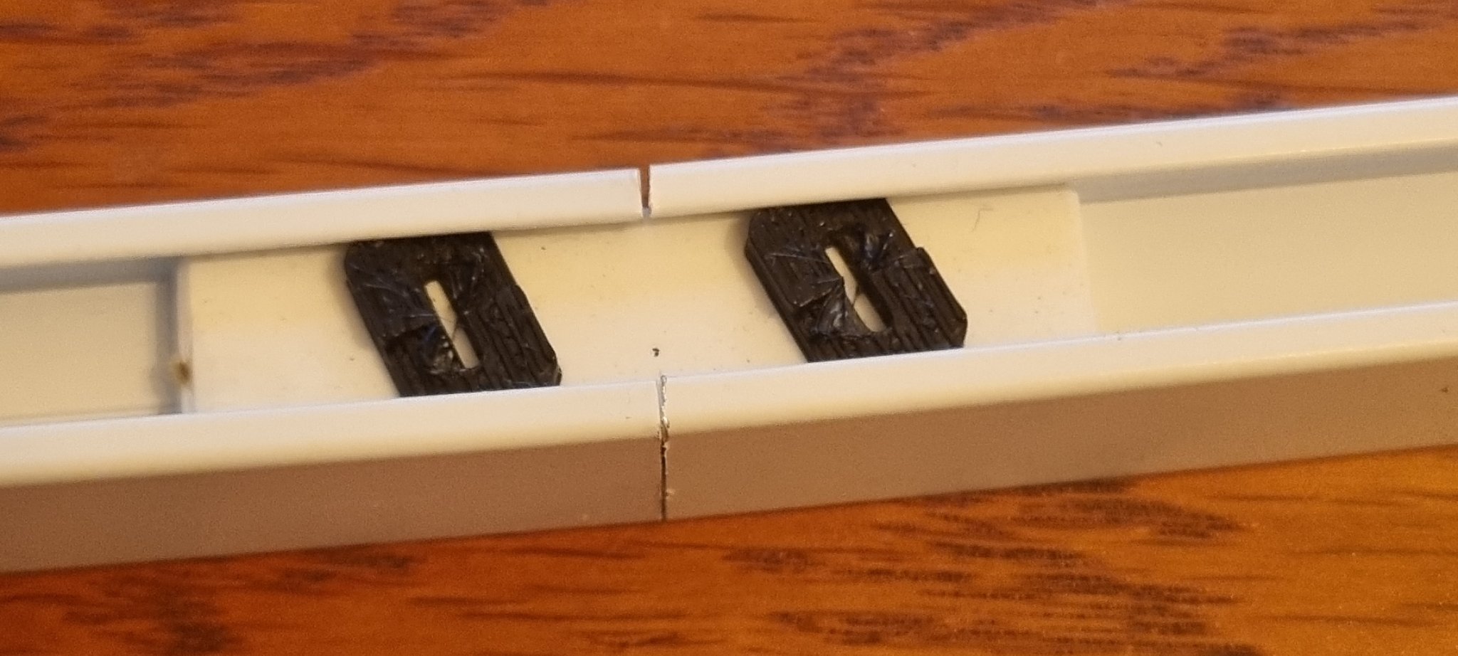 Kết nối thanh rèm Ikea Vidga dễ lắp đặt và chắc chắn