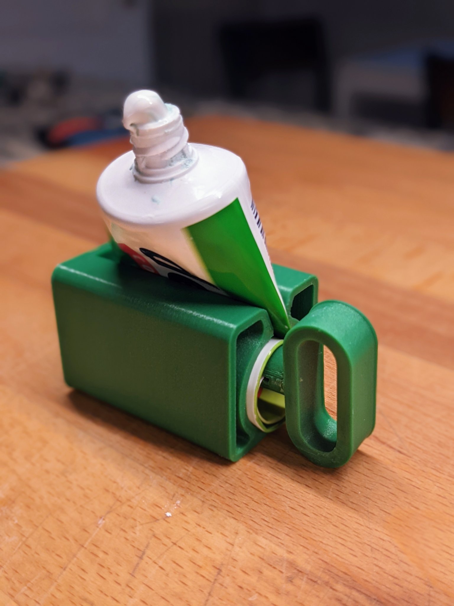 Máy ép kem đánh răng tiện lợi cho gia đình