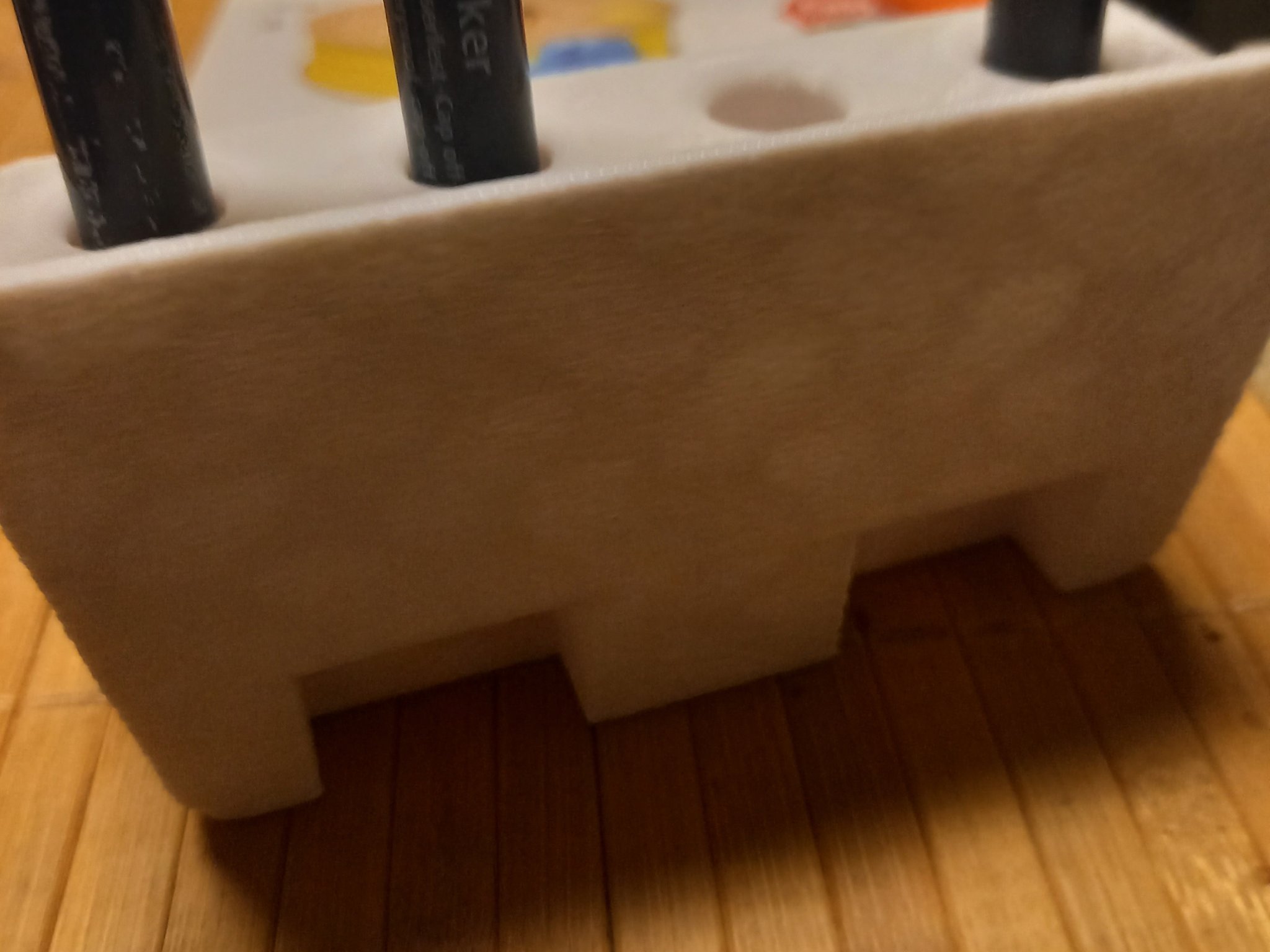 Giá đỡ bút treo tường có ổ cắm điện