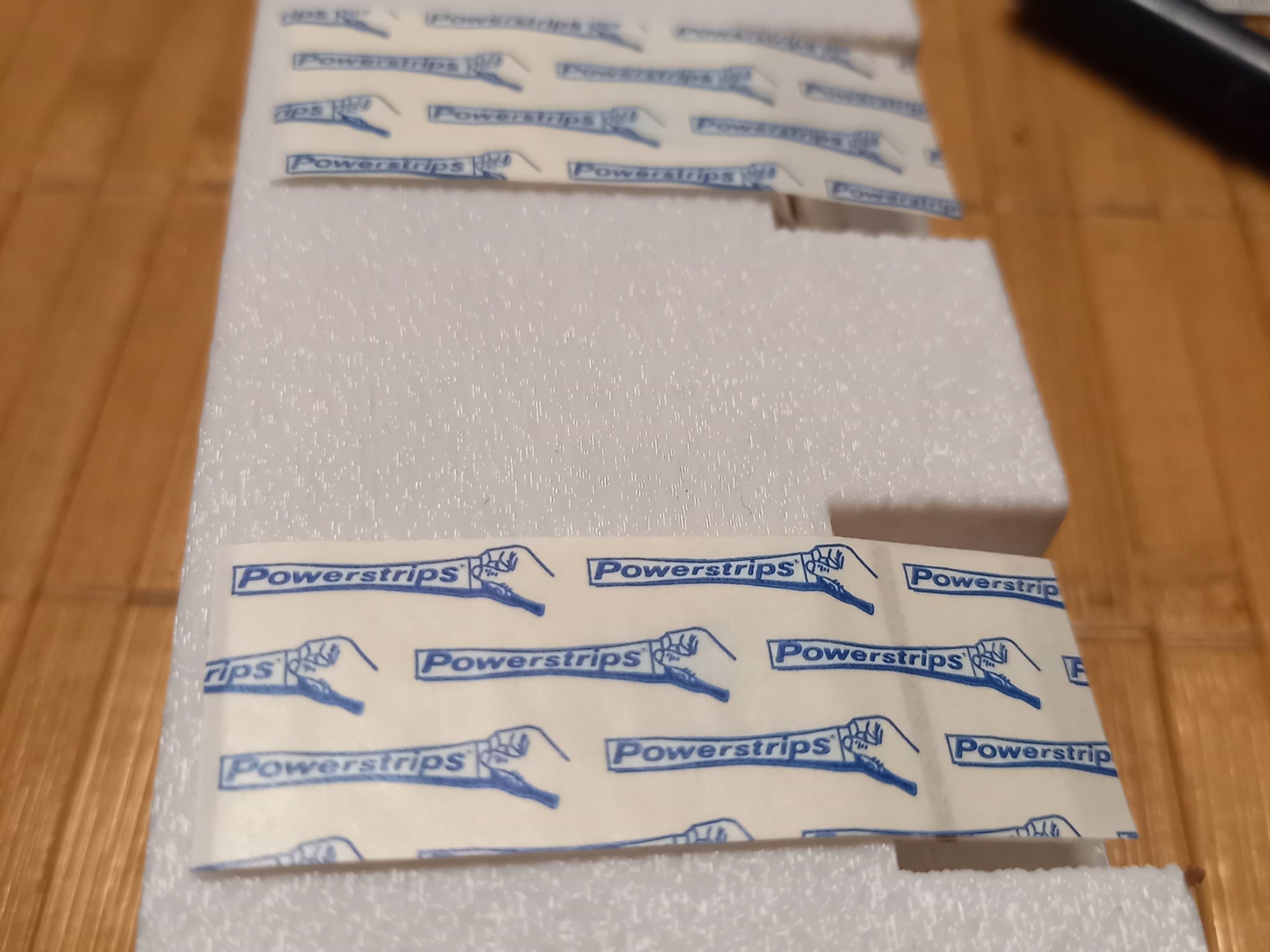 Giá đỡ bút treo tường có ổ cắm điện