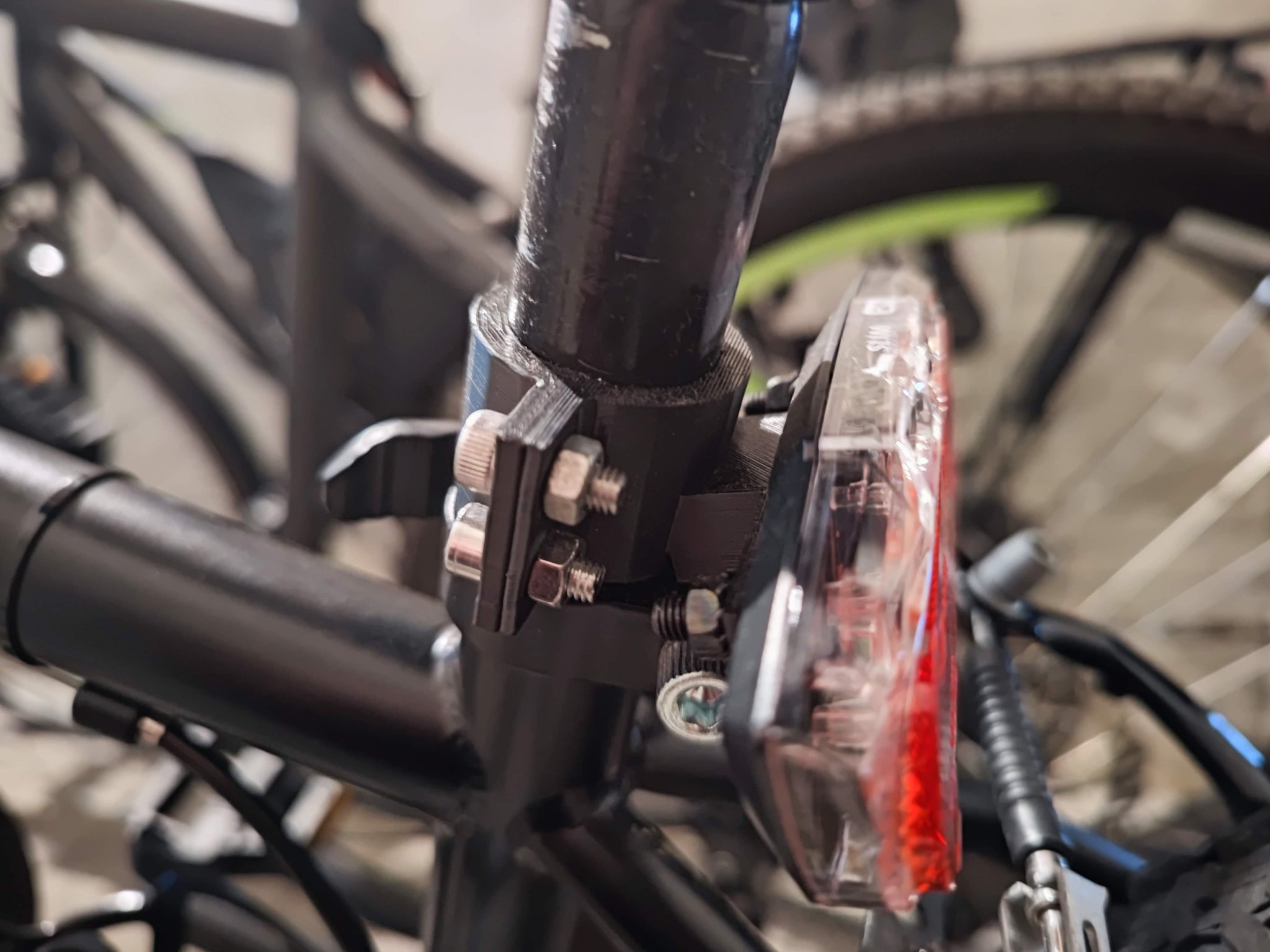 Giá đỡ đèn hậu cho yên xe đạp