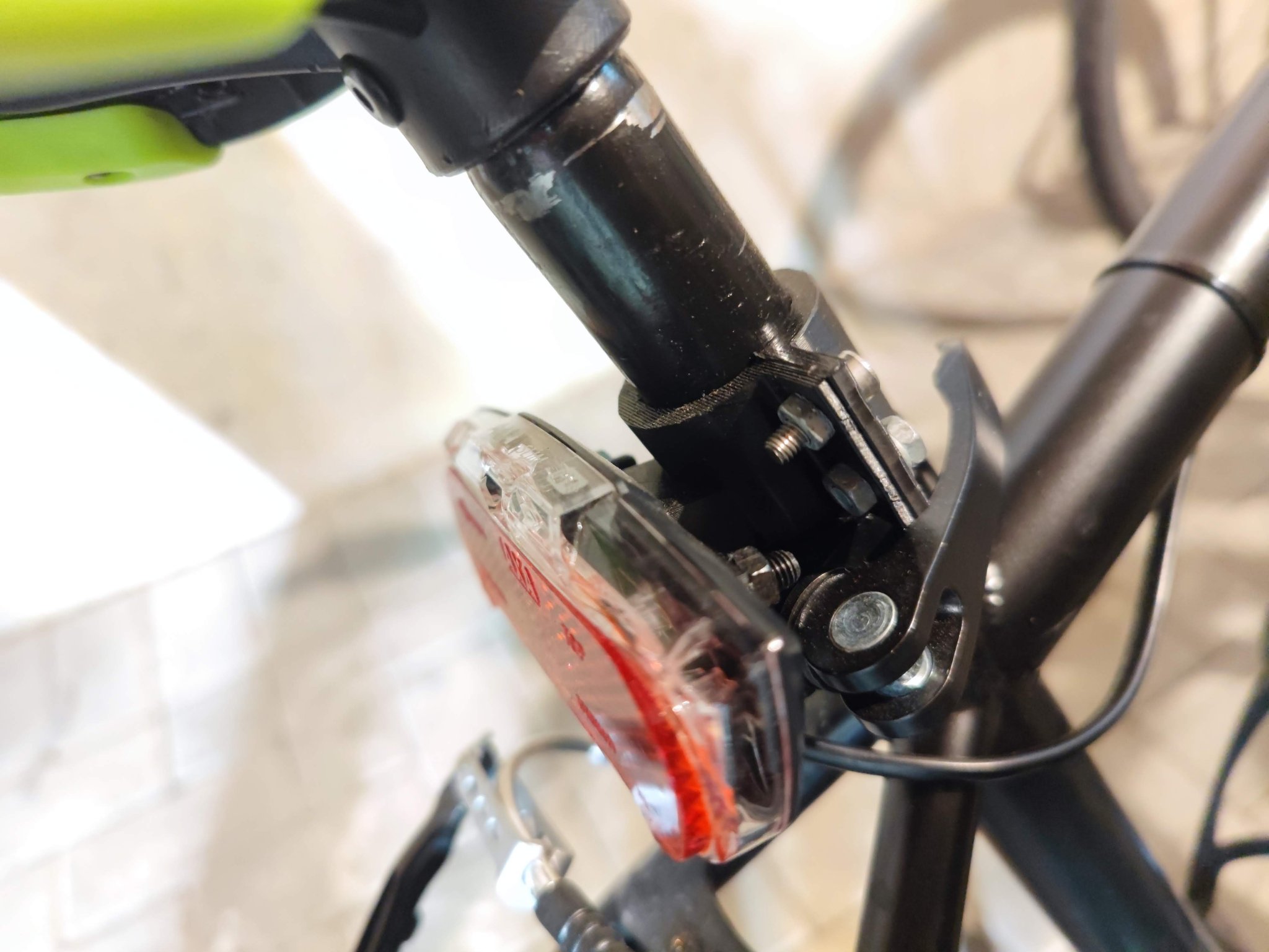 Giá đỡ đèn hậu cho yên xe đạp