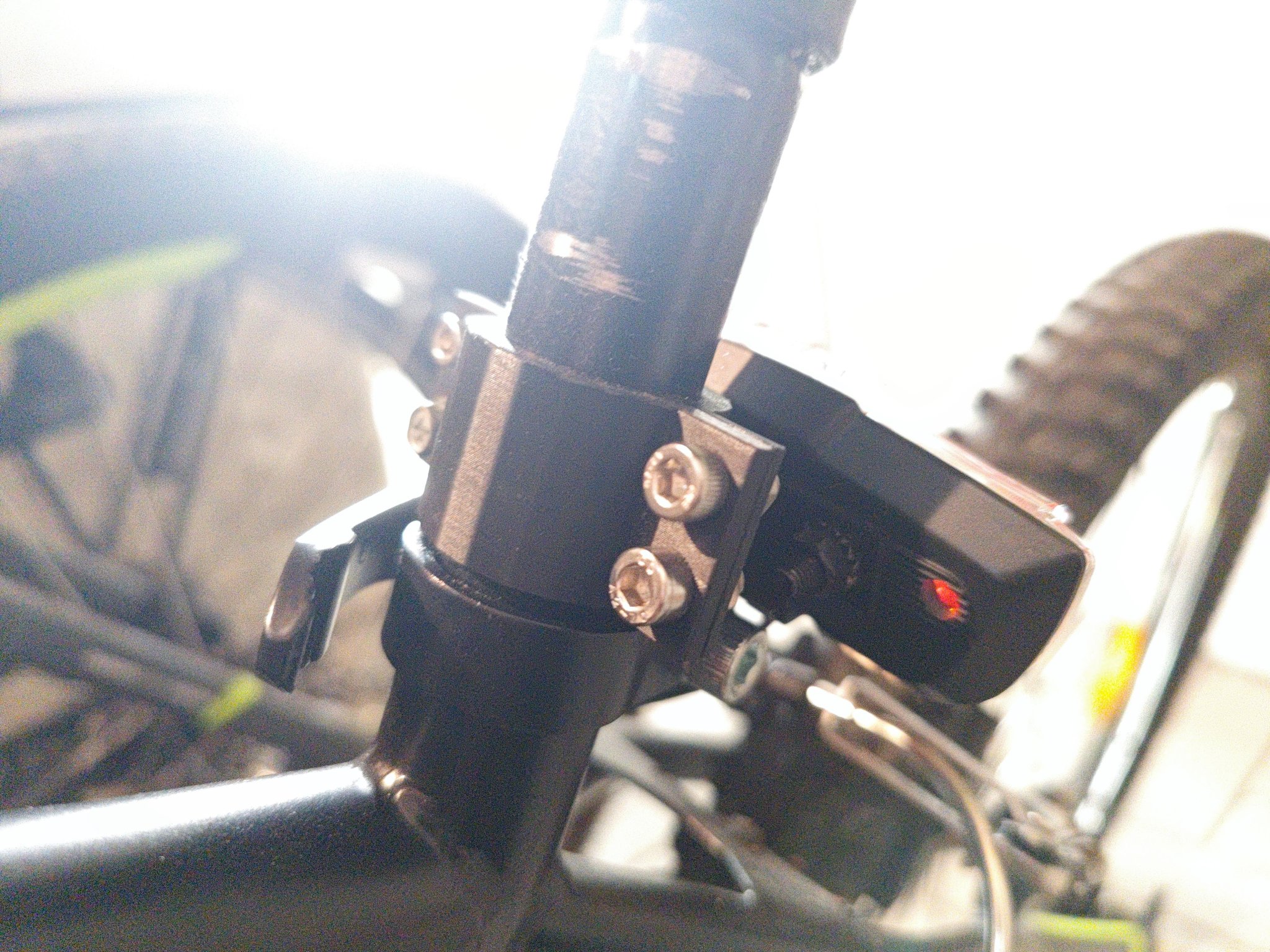 Giá đỡ đèn hậu cho yên xe đạp