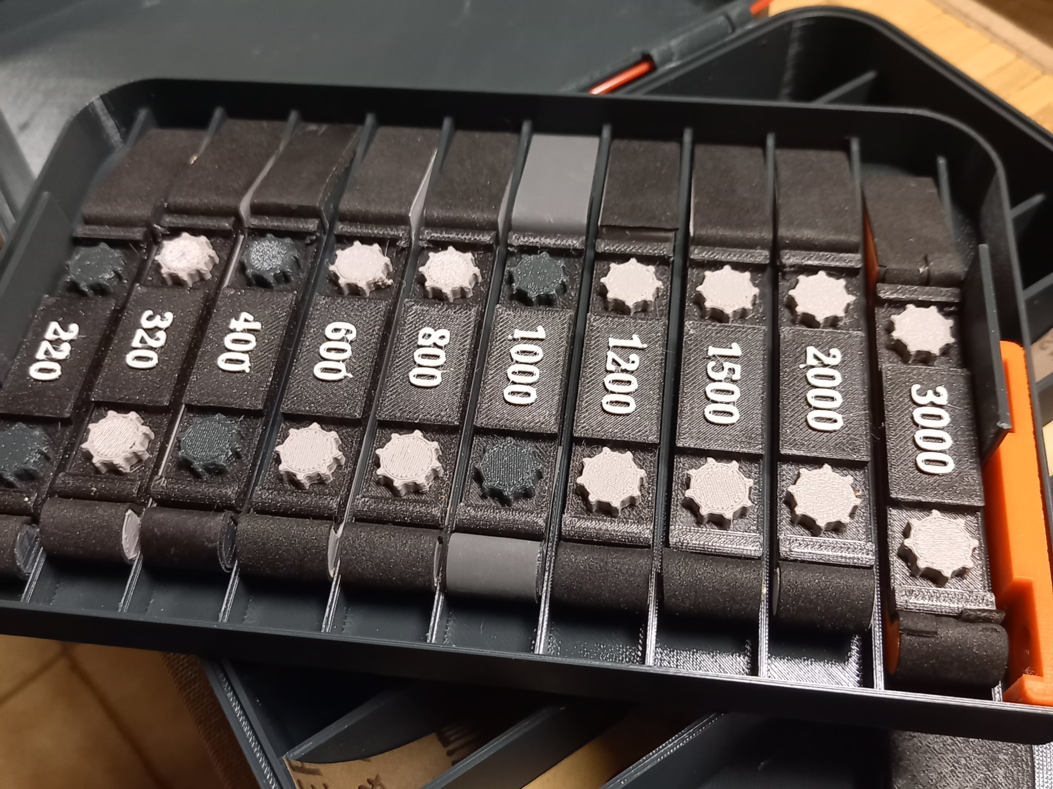 Giá đỡ công cụ chà nhám với ngăn chứa giấy nhám dự phòng