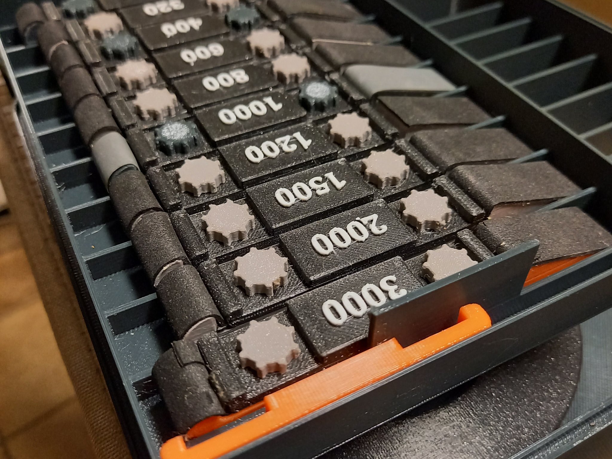 Giá đỡ công cụ chà nhám với ngăn chứa giấy nhám dự phòng