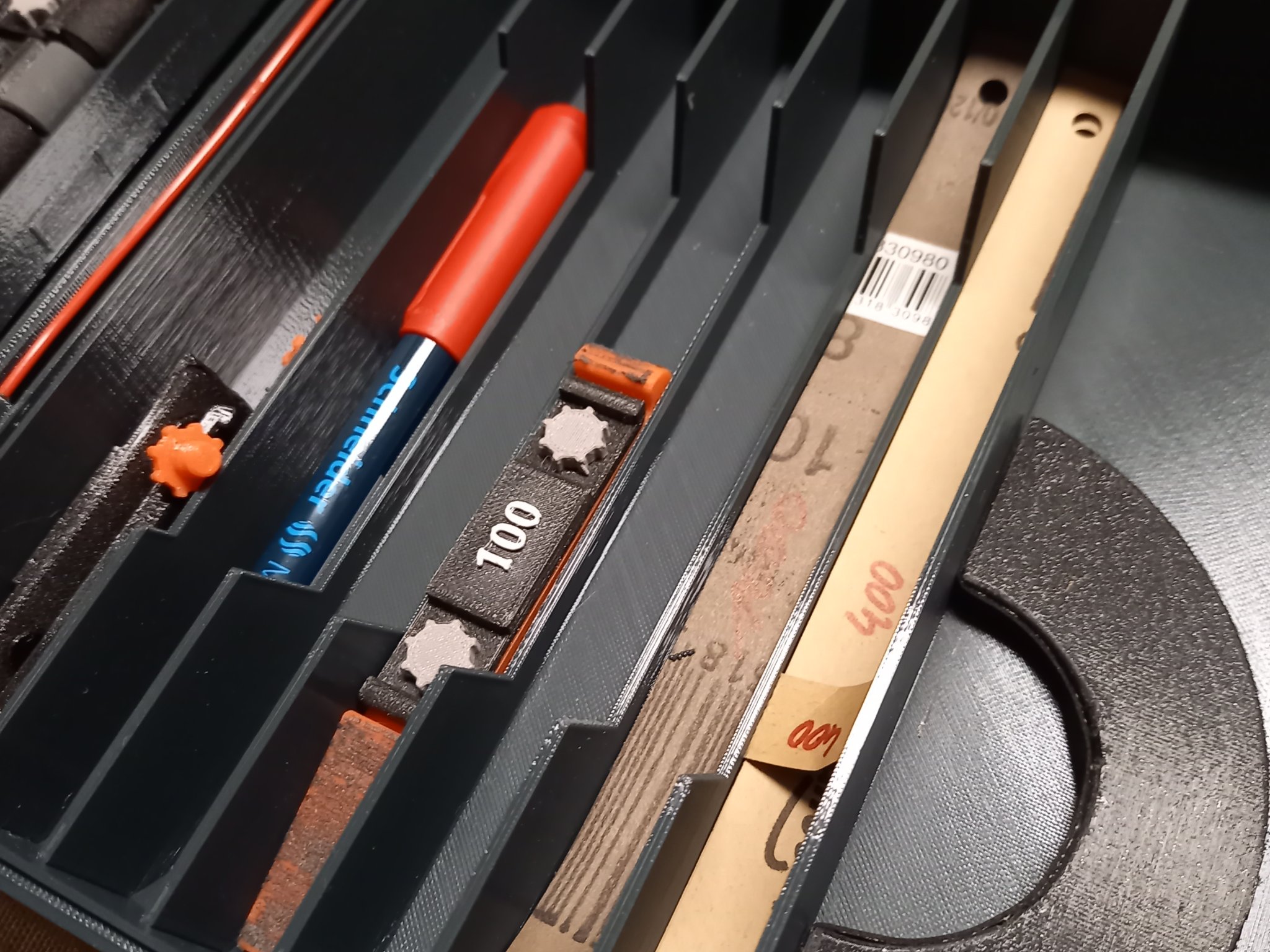 Giá đỡ công cụ chà nhám với ngăn chứa giấy nhám dự phòng