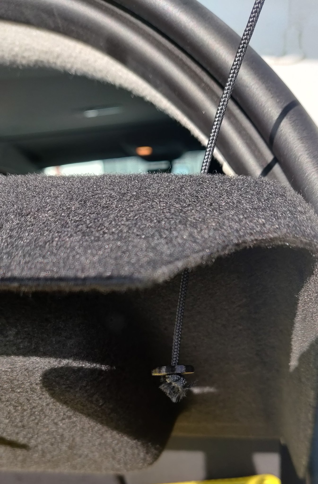 Nắp đậy khoang hành lý Dacia Duster 2018 với vòng đệm thay thế