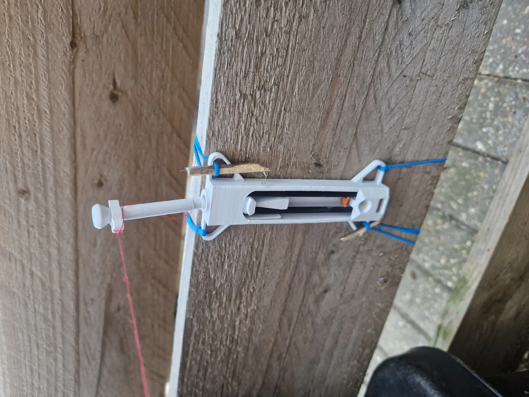 Mìn dây trip wire sử dụng nắp súng cap