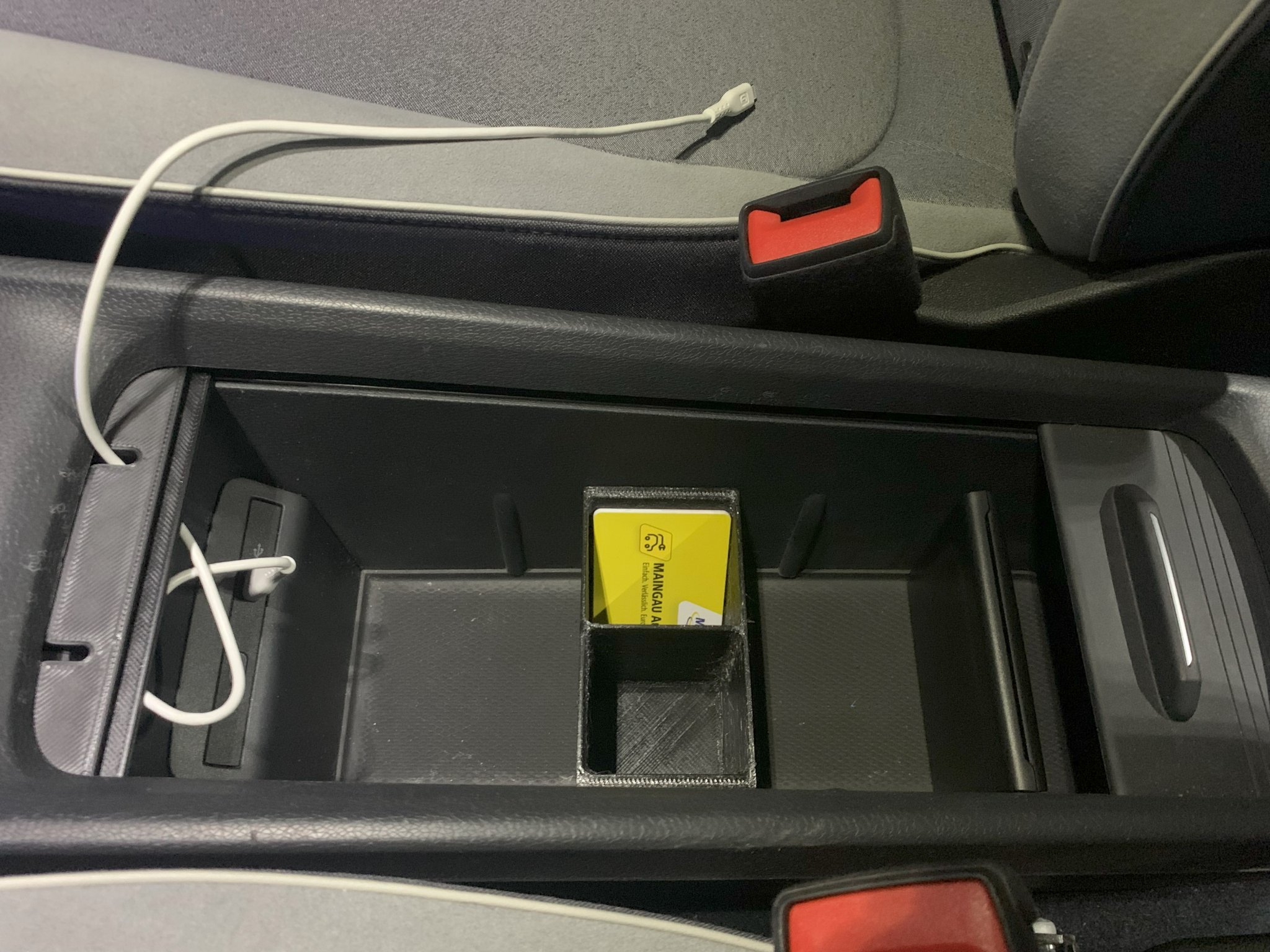 Hệ thống hộp chứa cho bảng điều khiển trung tâm VW ID.3