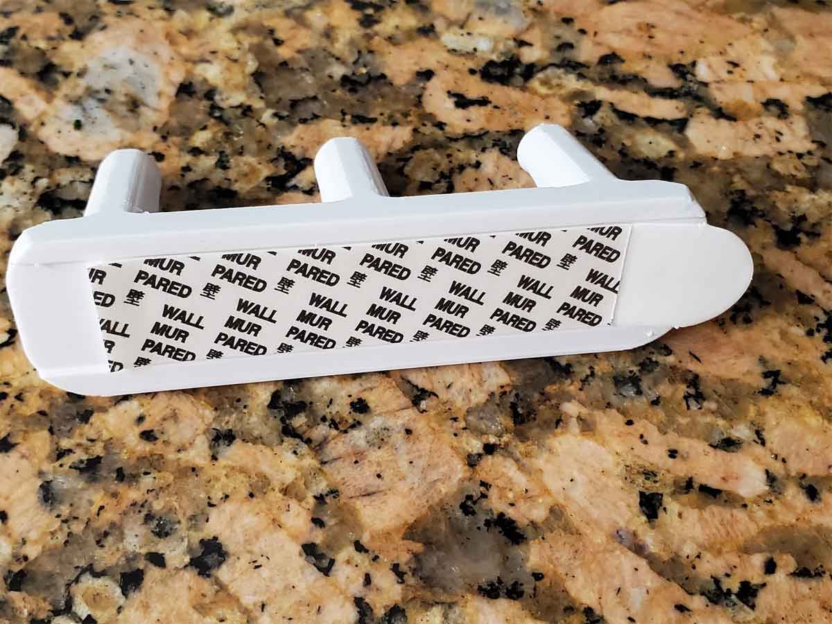 Giá treo chìa khóa gắn tường sử dụng băng dính 3M Command