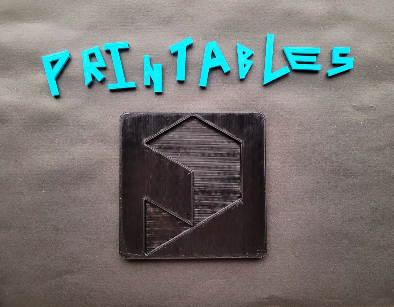 Câu đố in 3D với khung logo Printables và chữ cái độc đáo