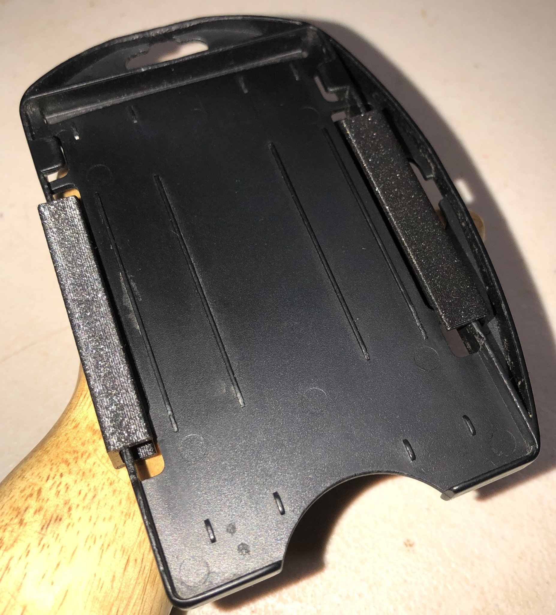 Sửa chữa và gia cố giá đỡ thẻ nhân viên