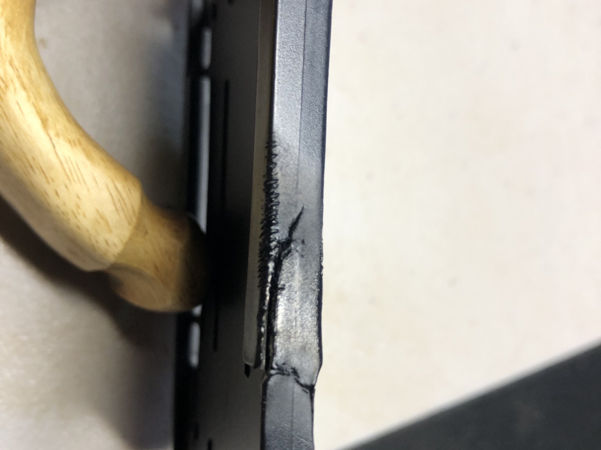 Sửa chữa và gia cố giá đỡ thẻ nhân viên