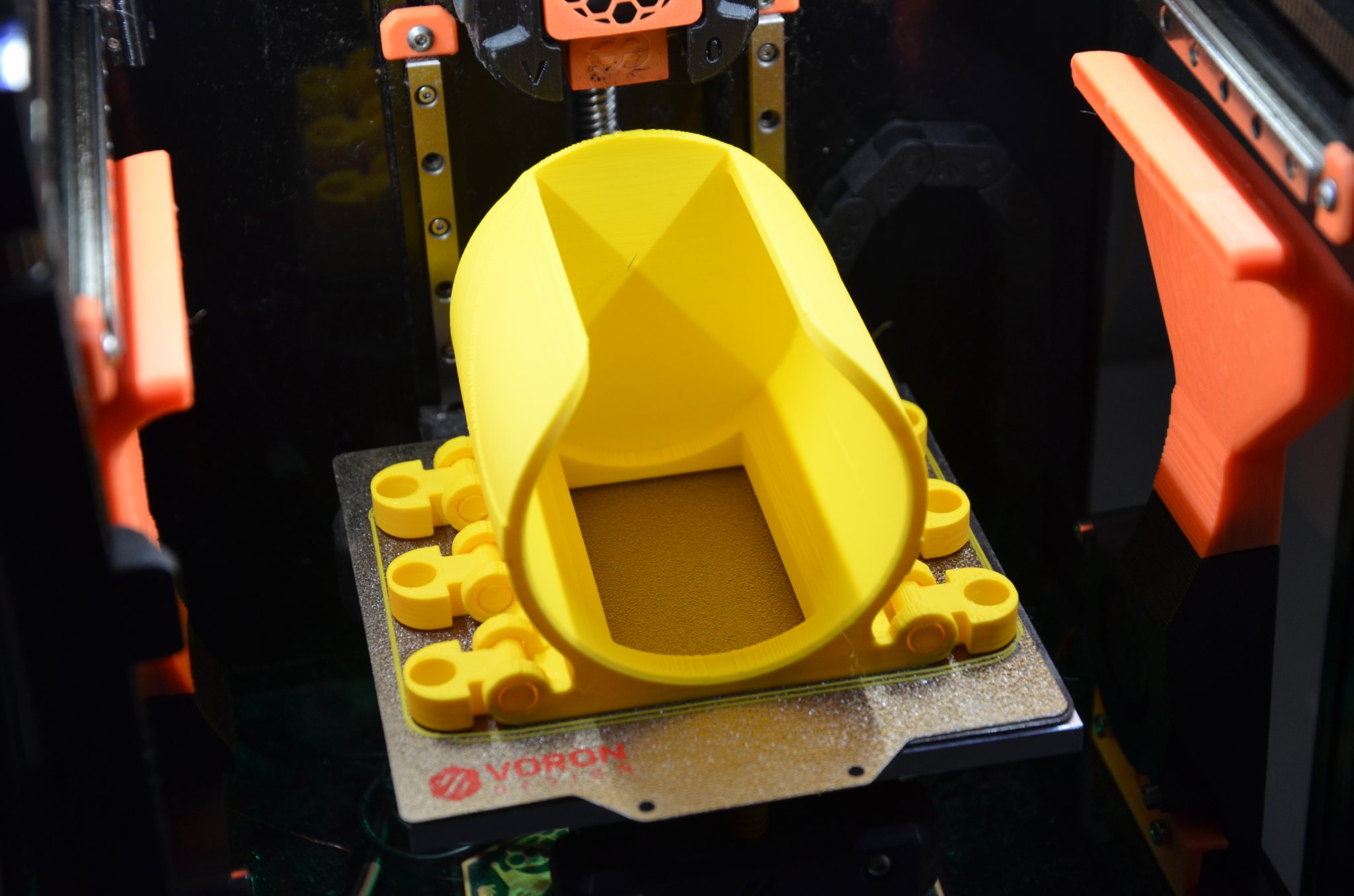 Giá đỡ lon bia từ tính cho xe hơi