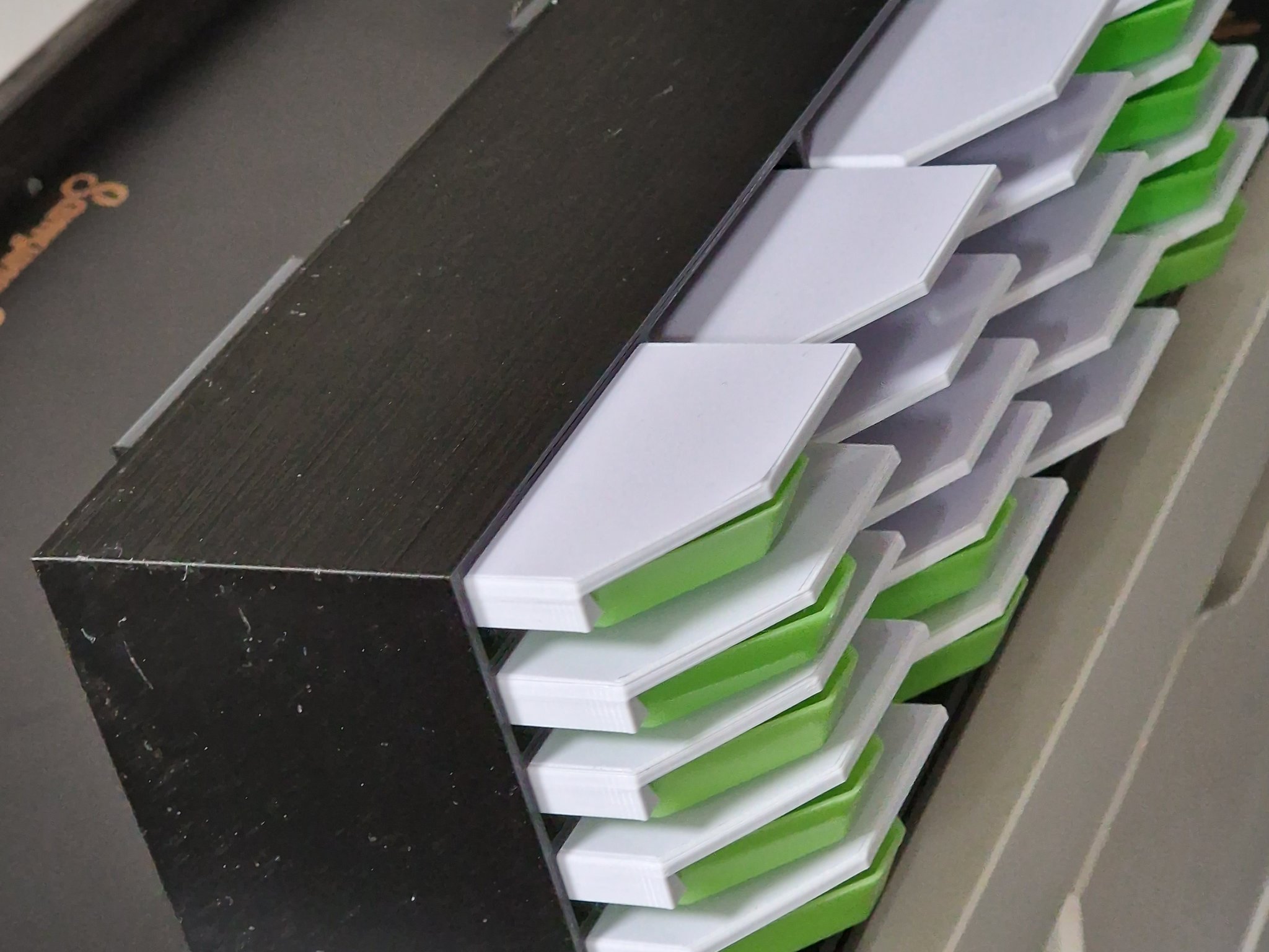 Hộp lưu trữ 20/40 tàu Diamond Painting có nắp