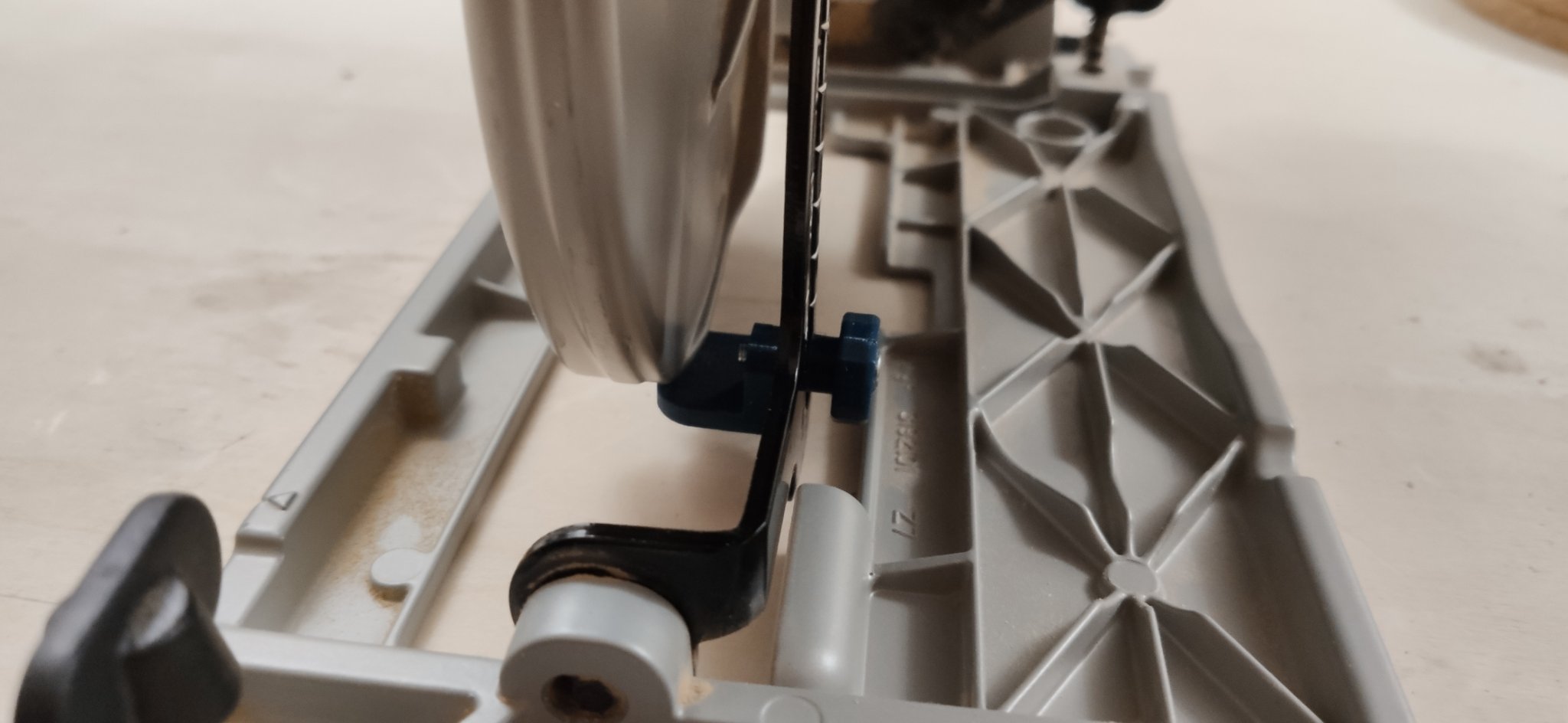 Nắp che lưỡi cưa cho máy cưa Makita DHS680