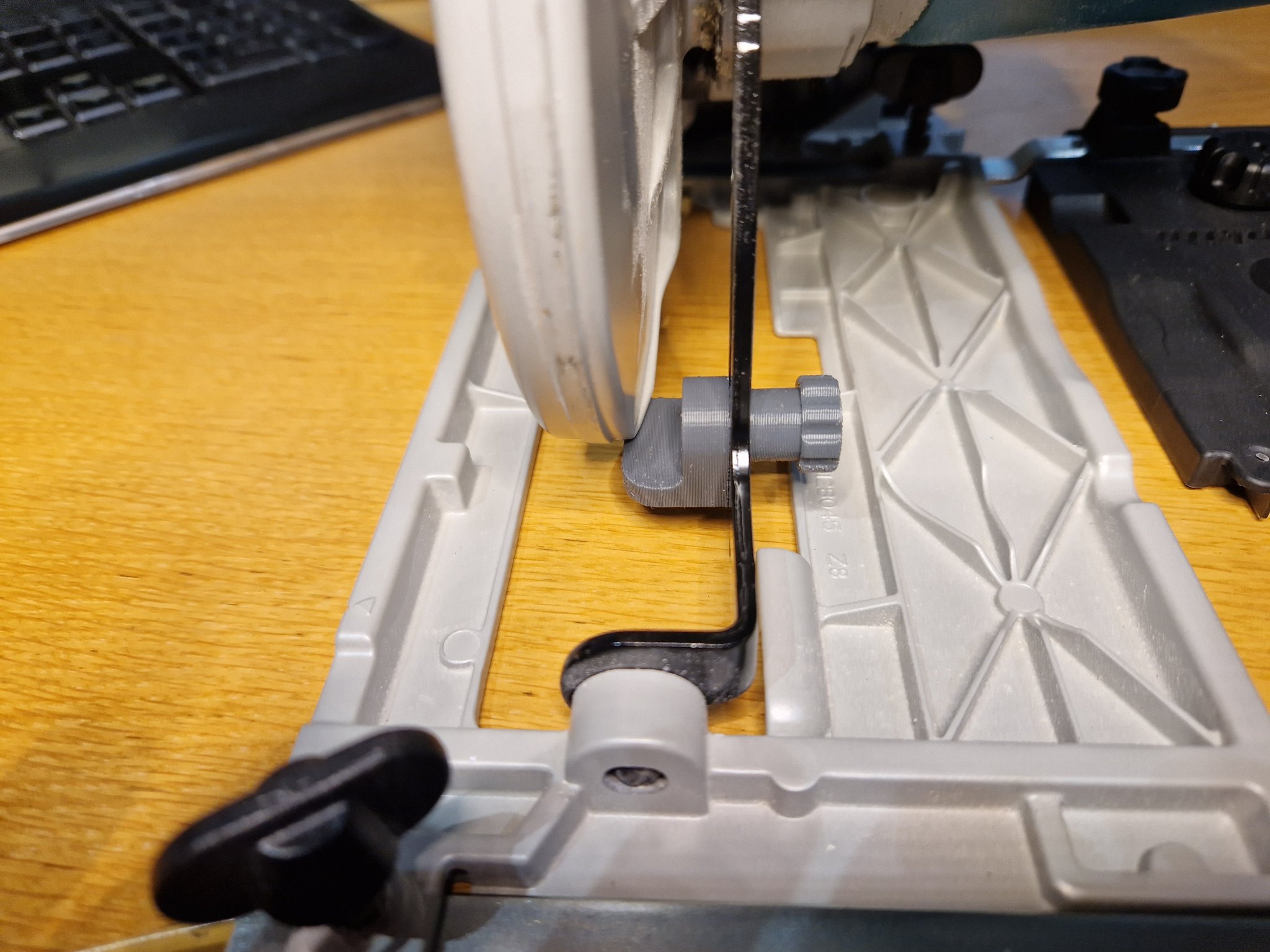 Nắp che lưỡi cưa cho Makita DHS680 (Phiên bản Tomme)