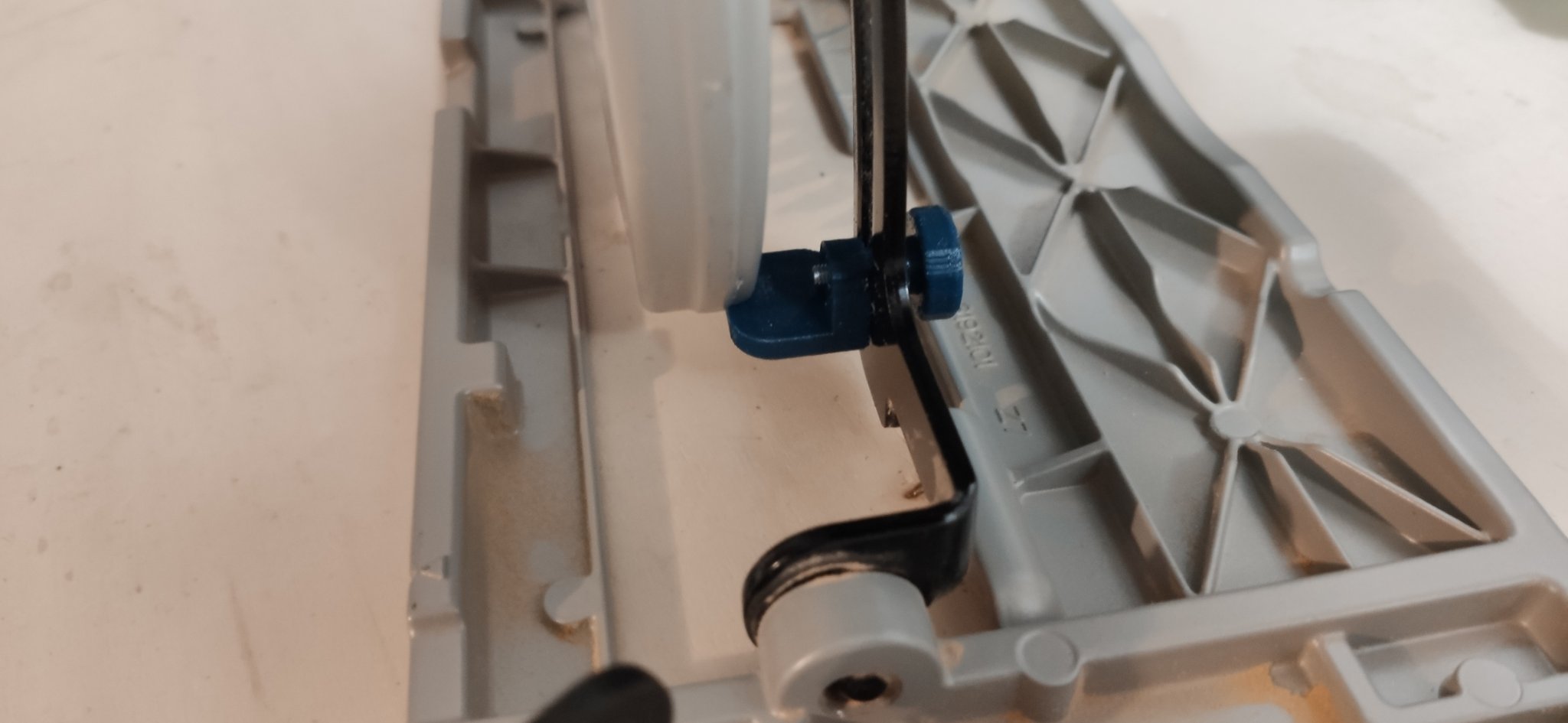 Nắp che lưỡi cưa cho máy cưa Makita DHS680