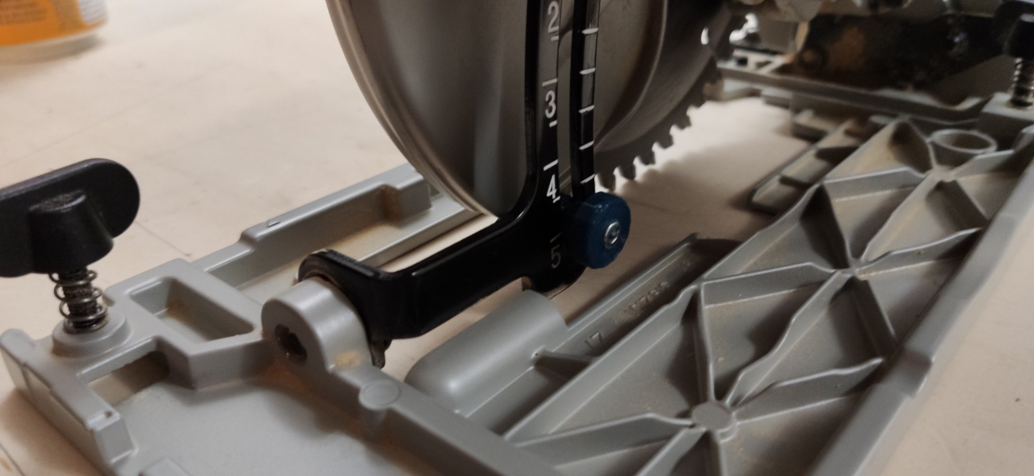 Nắp che lưỡi cưa cho máy cưa Makita DHS680