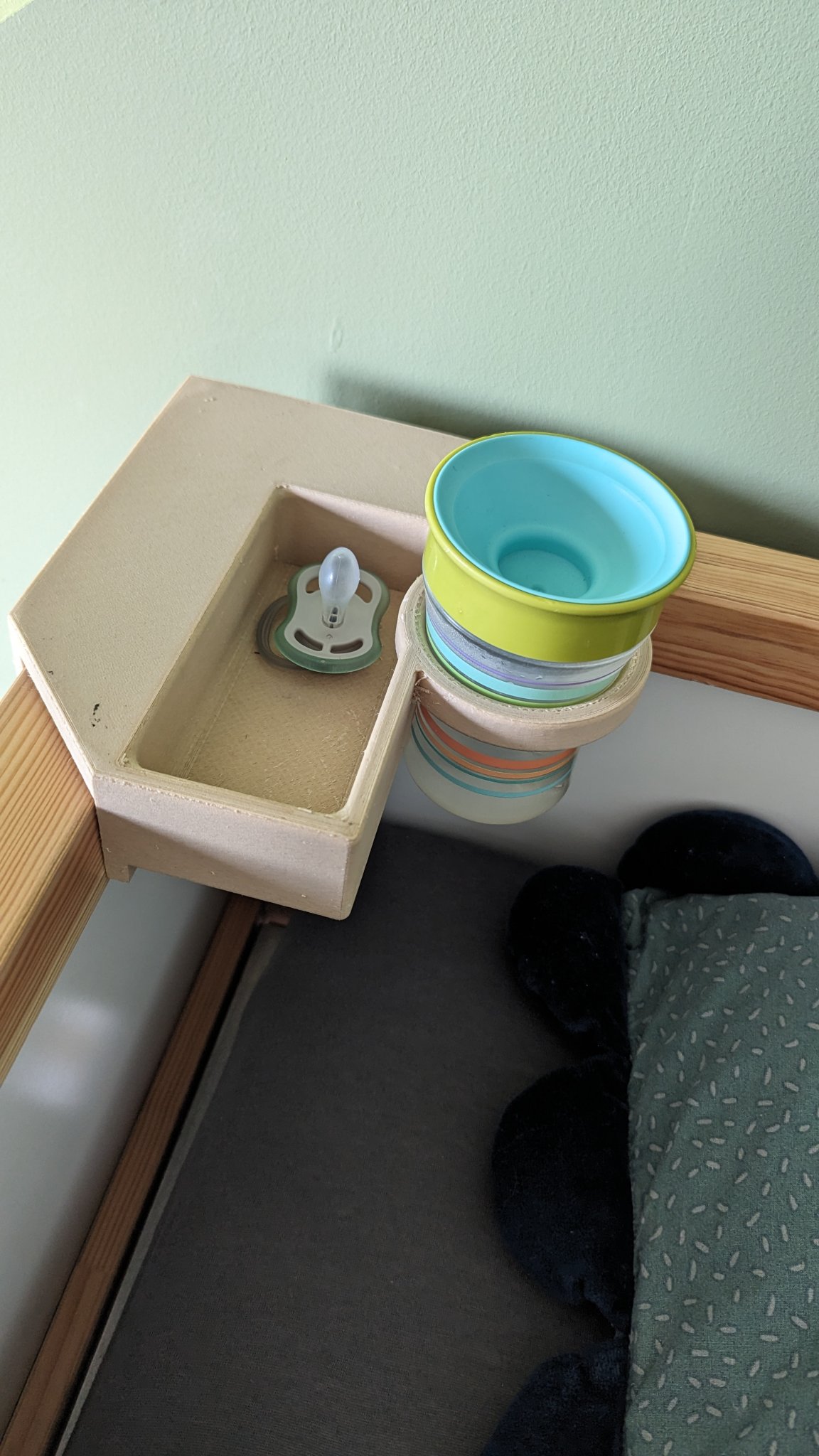 Giá để cốc cho giường IKEA KURA với khoang chứa núm vú