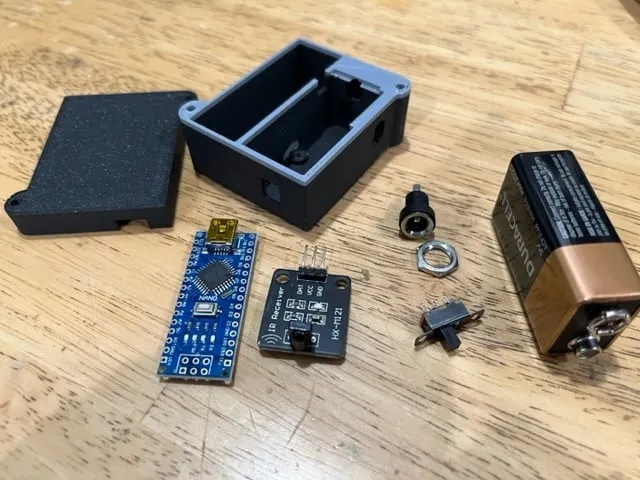 Vỏ Arduino Nano V1 với ngăn chứa pin 9V và cảm biến IR