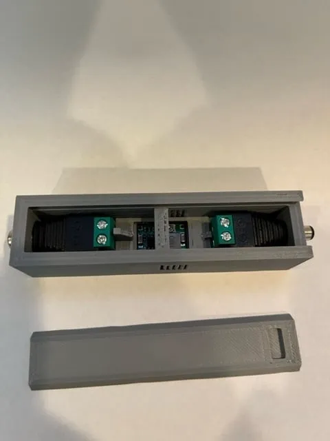 Bộ điều chỉnh điện áp với đầu nối DAYKIT 12V