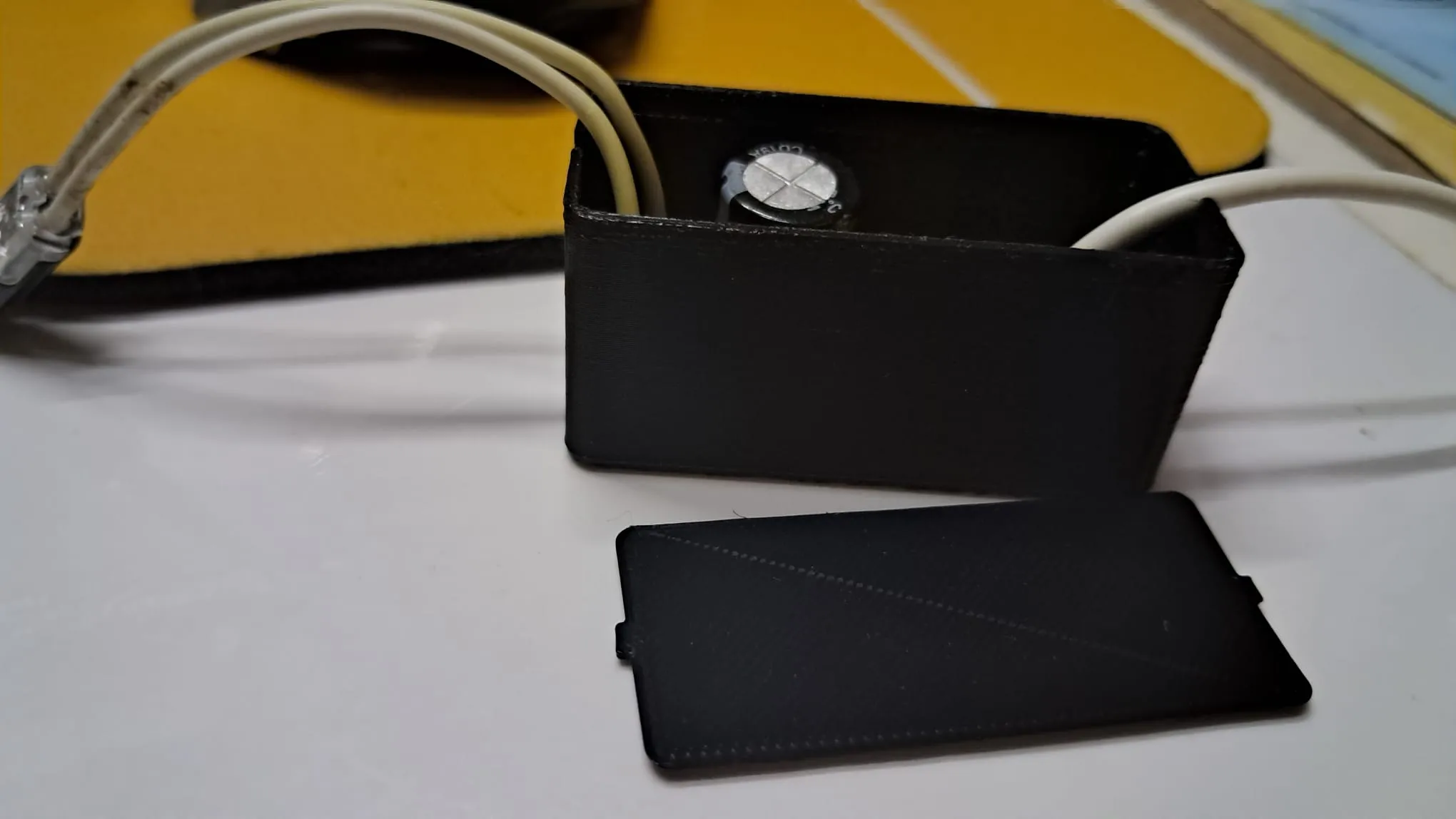 Hộp đựng PCB kích thước 25x55x25 mm với lỗ cáp