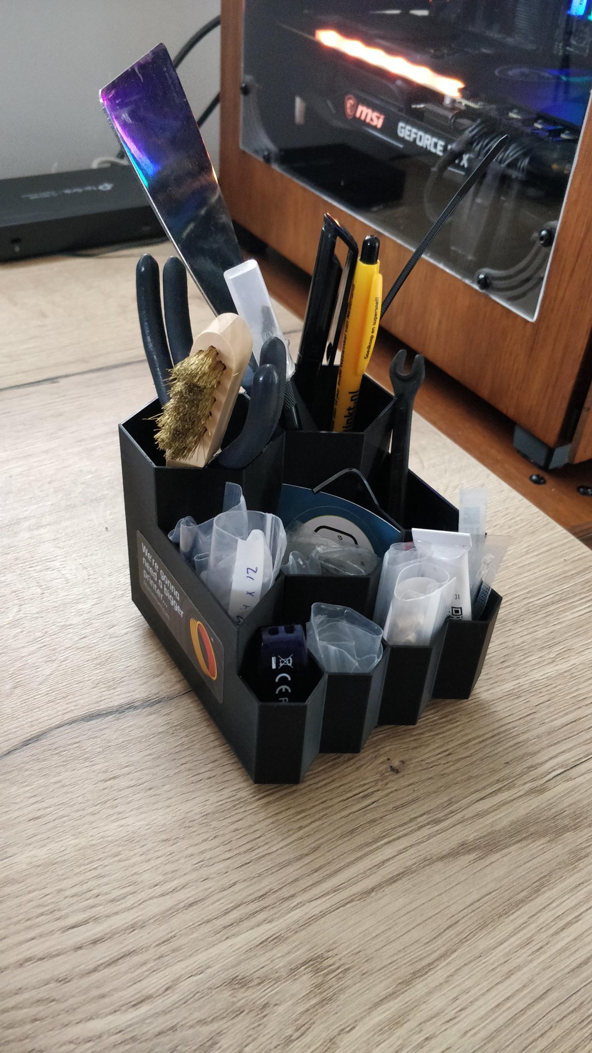 Giá đỡ bút tổ ong nhỏ gọn cho bàn làm việc