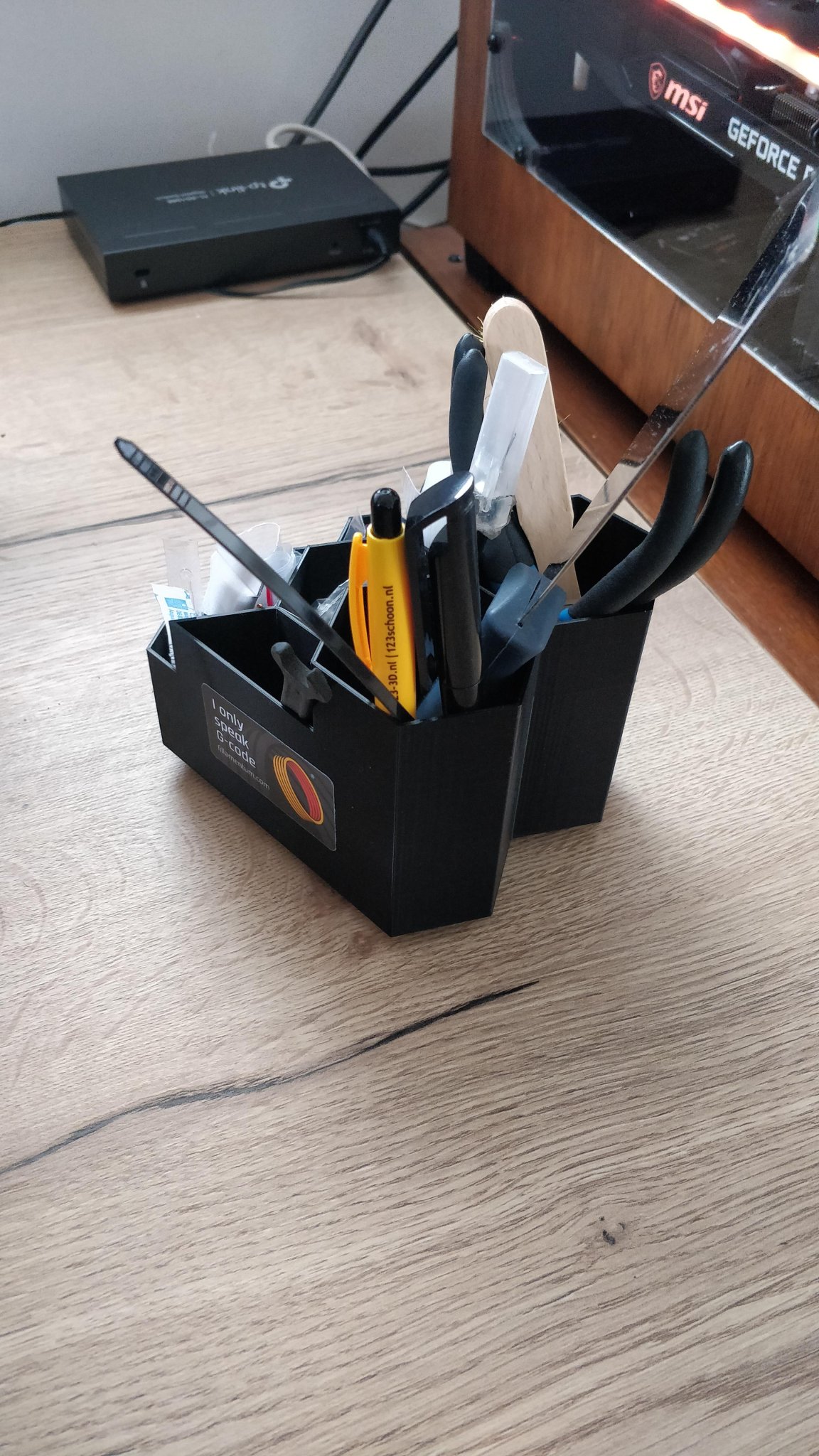 Giá đỡ bút tổ ong nhỏ gọn cho bàn làm việc