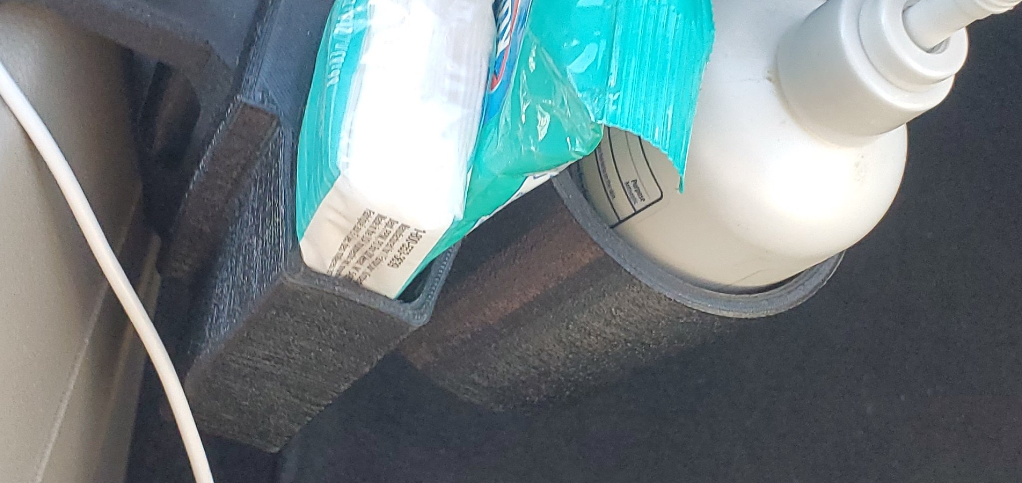 Giá đỡ đồ dùng cần thiết cho ô tô