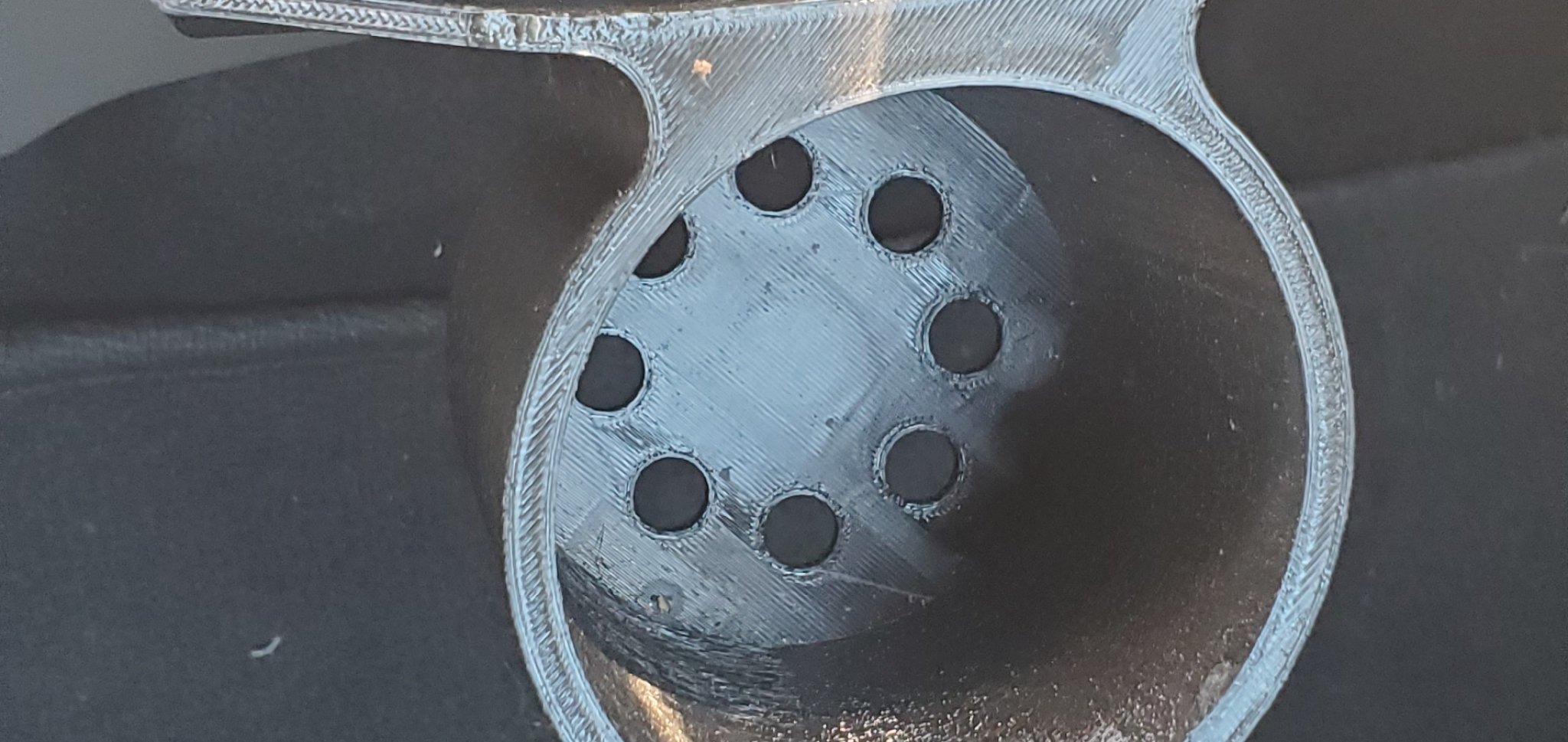 Giá đỡ đồ dùng cần thiết cho ô tô