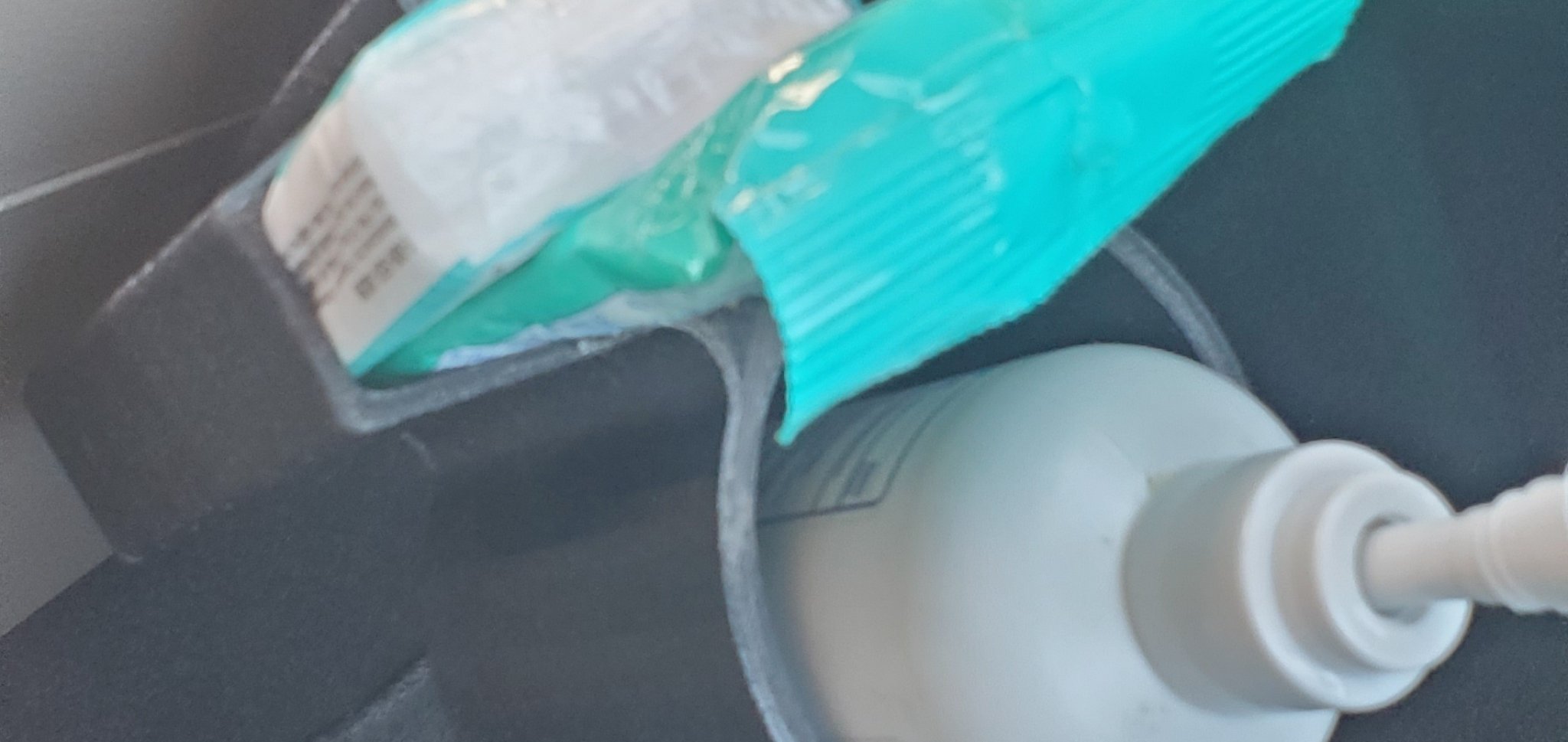 Giá đỡ đồ dùng cần thiết cho ô tô