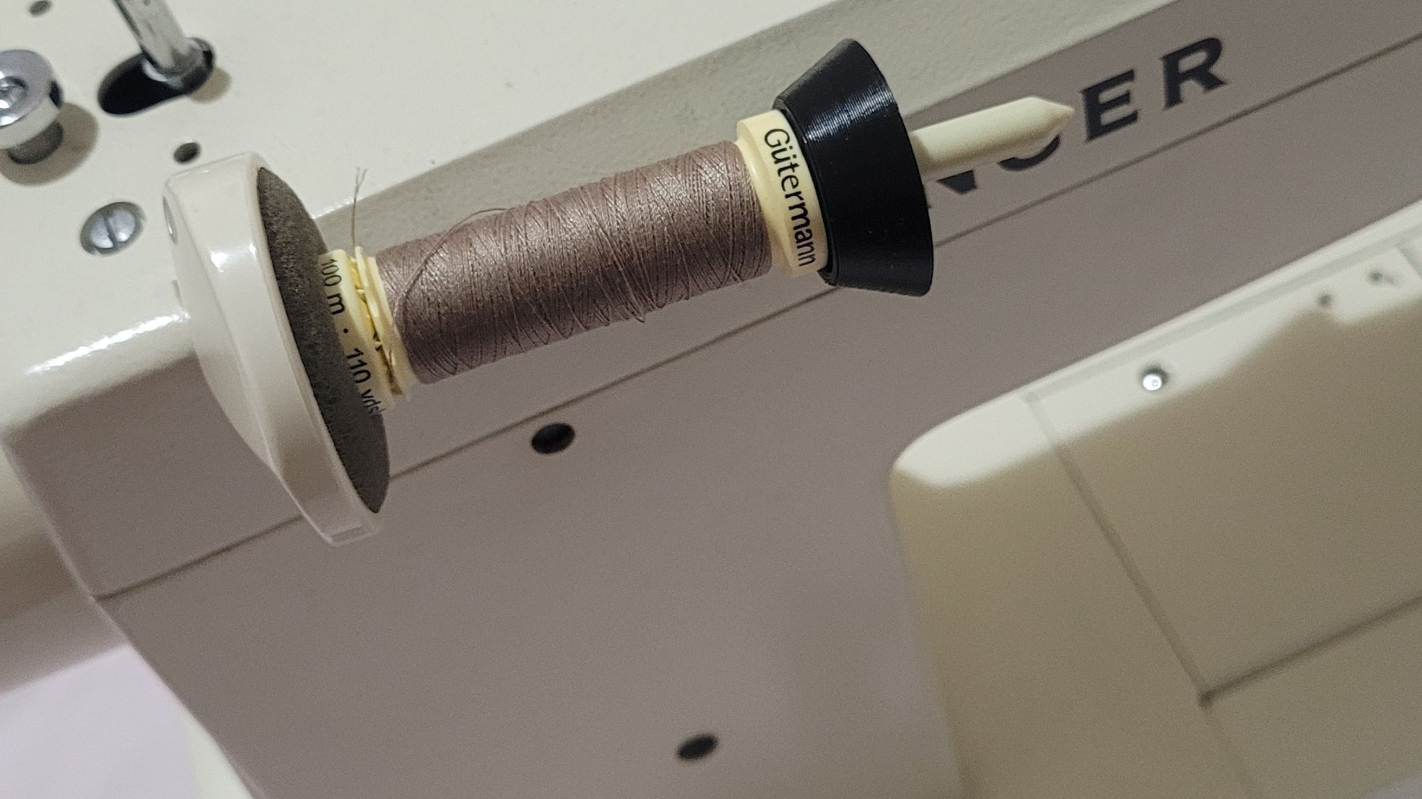 Giá đỡ cuộn chỉ cho máy may Singer